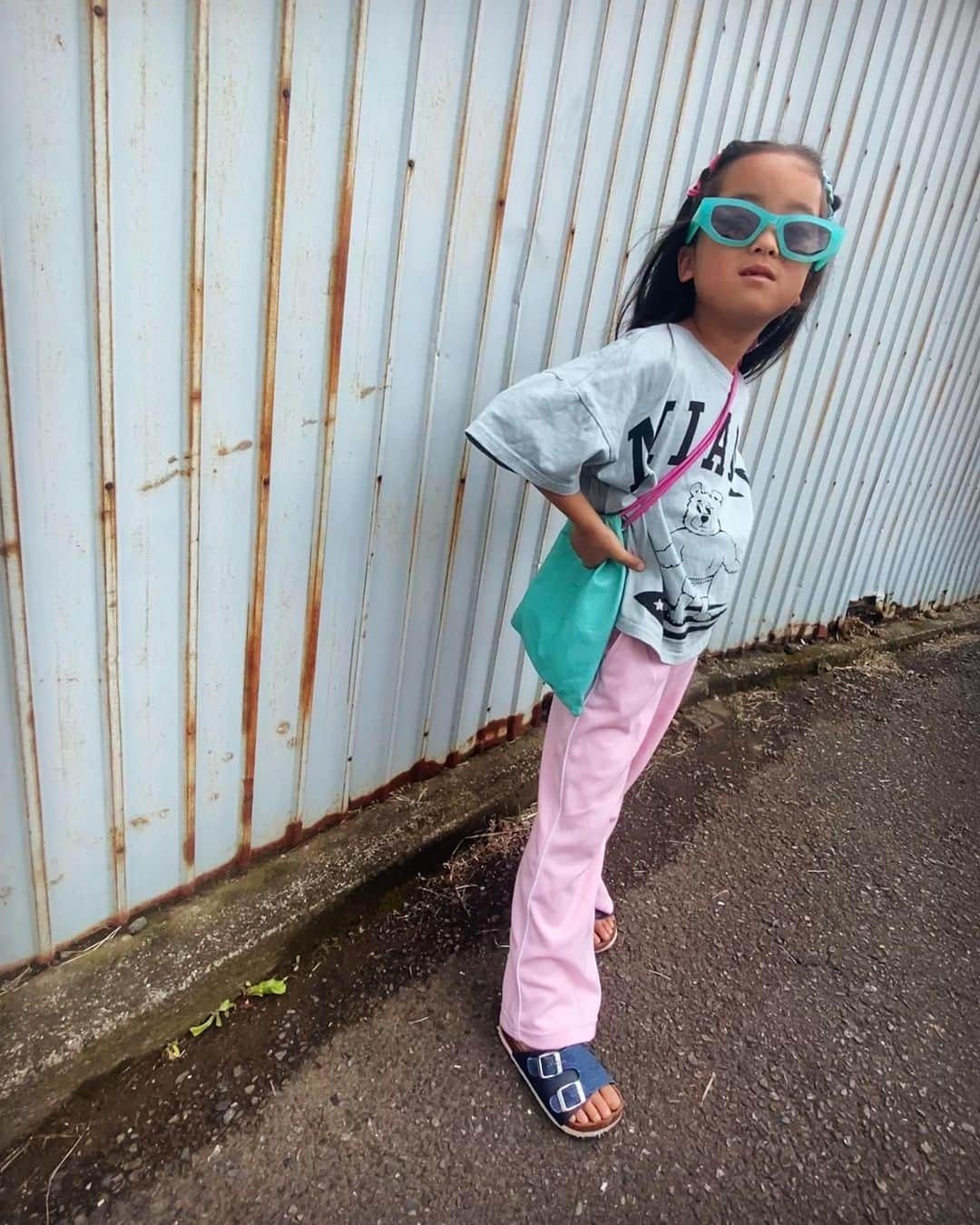 堀舞紀のインスタグラム：「🎀  #cannyO  最近は 母の選んだものなんて なかなか着てくれないけど ご機嫌ヨキ時なら こーゆー遊びも付き合ってくれる🙄〜  女子〜  #kidsfashion  #おんなのこママ #子育て記録 #子供服装」