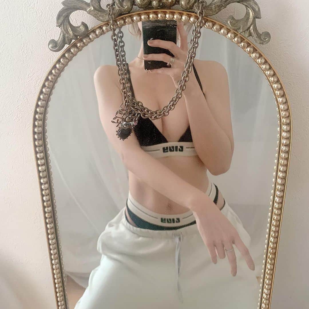 LiLyのインスタグラム：「スタンディングピラティス 受講したら久々筋肉痛⚡️ 夏に向けてピラ強化月間。 スポブラ後ろも可愛い▷▷▷ @gabriellepeco 💋　✖︎ スウェット▷▷▷ @neutralworks 👟  背中スキンケア▷ @oneup_clinic  エンジェルピール🌿✨  #ボディメイク　 臨月で外したへそピ、 またあけるか迷い中...💭 #トイプードル　◀︎ママなにしてんw #ピラティス　#加工なし記録」