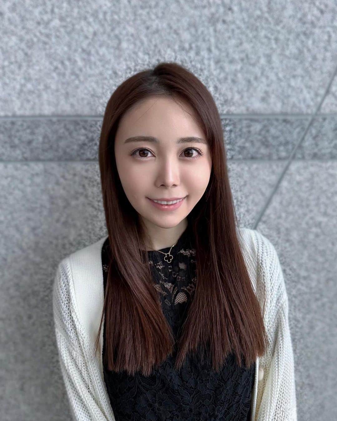 のインスタグラム：「GWもあっという間に半ばですね🌼 前半は韓国へスキンケア旅行にいってきました✈️✨  お邪魔したのは、肌が陶器のように綺麗な友人から教えてもらった「ラミチェ皮膚科」という大人気の皮膚科🤍  皮膚科のカウンセリングというと、割と流れ作業のイメージだったのですが、こちらでは院長先生がびっくりするくらい丁寧に一人ひとりの肌を診てくださり、何十種類もある最新レーザーの中から、私の肌に合わせた治療を提案してくださいました🌷  翌日から明らかに肌つやが良く、びっくりしています🥹✨  ３週間後が1番綺麗になるとのことだったので、これからがさらに楽しみです🫶  ラミチェ皮膚科が出しているドクターズコスメもいただいたので、大事に使います✨  #ラミチェ皮膚科 #肌管理 #スキンケア #韓国旅行 #韓国 #韓国皮膚科 #ドクターズコスメ #美容 #korea #skincare #lamicheskin #アナウンサー #セントフォース #辻満里奈」