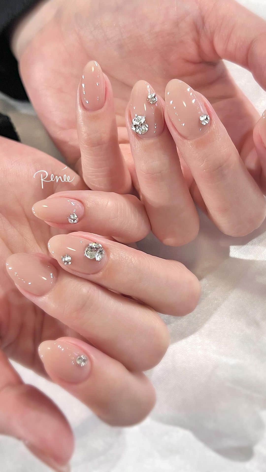 ネイルサロンレネのインスタグラム：「. ◻︎シンプルビジュー💎✨ ⁡ ⁡ 韓国で学んだ🇰🇷 フィルターじゃなくストーンが 光るやつ🥹🫶🏼 なかなか難しい🧐🧐 ⁡ ⁡ Renée 梅田店 2023年1月18日(水) 📢拡張リニューアルオープン！📢 移転先→ 530-0027 大阪府大阪市北区堂山町1-2 R&Eビル3階 ⁡ ⁡ Renée公式LINE ───────  【@bos7903t】←※@から入力🔍 ⁡ メニューに迷った方やご相談は LINEにて受け付けております。 ⁡ リピート率95% TV.メディア出演 スタッフ全員資格保持者 カラー300種類以上 パーツ1000種類以上 雑誌掲載デザイン多数 ⁡ ▶︎▶︎▶︎初回クーポンご利用頂けます ￣￣￣￣￣￣￣￣￣￣￣￣￣￣￣￣ ご予約はプロフィールTOPのリンク内 URLをご利用下さい。 ⁡ ⁡ #nail#ネイル#ネイルスクール#ネイルスクール大阪#オンラインサロン #大阪ネイルサロン#梅田ネイルサロン#ビジューネイル#おしゃれネイル#お洒落ネイル#シンプルネイル#きれいめネイル#大人ネイル#上品ネイル#ナチュラルネイル#ヌーディネイル#美フォルムネイル#美フォルム#ハイクオリティフォルム#ちゅるんネイル#フィルイン」