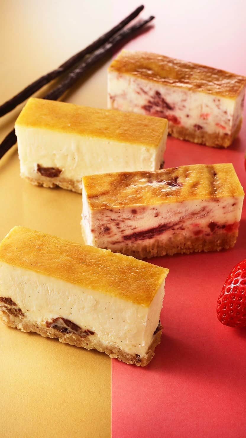 のインスタグラム：「【ベイクドチーズケーキ】  クラシカルなビジュアルにレアな食感 時代を超えて愛されるチーズケーキ  ドイツ発祥と言われるケーゼ・クーヘン（ベイクドチーズケーキ）や、レアチーズケーキ、スフレチーズケーキ、バスクチーズケーキ、アイスチーズケーキなど。 世の中に様々な味、食感、形、見た目のチーズケーキが溢れる中で、原点回帰ともいえる「ベイクドチーズケーキ」をポーションタイプにブラッシュアップ。 デンマーク産のクリームチーズと北海道産のクリームチーズを練り合わせ、見た目はクラシックでありながら新しさを感じる“レア感”を大切に火入れし、口どけなめらかな2種類（バニラ、ストロベリー）のベイクドチーズケーキを創り上げました。  ●バニラ なめらかな口どけとともに感じるのはマダガスカル産バニラの熟成感のある芳醇な甘い香り。生地に練り込んだラムレーズンの凝縮した甘味と酸味がクリームチーズの乳味感や旨味、バニラの香りを引き立てて。  ●ストロベリー フレッシュな苺をピューレ状にして２種のクリームチーズと合わせて創り上げた口どけなめらかな苺のチーズケーキに、食感や味わいのアクセントとして苺の甘酸っぱさをぎゅっと凝縮したドライ苺を練り込みました。  「比べる楽しさ」 そんなちょっとした、なんでもないような日常から、とびきりの楽しさを感じて頂きたく今年の夏のテーマとしました。  #パティシエエスコヤマ #patissiereskoyama #eskoyama #エスコヤマ #小山シェフ #小山進 #兵庫 #三田市 #兵庫県三田市 #ケーキ屋さん #新商品 #スイーツ #チーズケーキ #ベイクドチーズケーキ #バニラ #ストロベリー #食べ比べ #お中元 #スイーツギフト #お取り寄せスイーツ #お取り寄せチーズケーキ #おとりよせスイーツ #関西スイーツ #兵庫スイーツ」