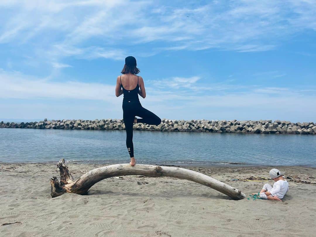 松本莉緒のインスタグラム：「Love Peace「WE'RTHY 」WEAR❤️🌿 ⁡ ⁡ 新潟の砂浜には白木の流木が沢山目に入ります。 このままインテリアにしても映えそうな素敵な流木なのです✨ ⁡ ⁡ この日は晴れた週末、家族で近場の砂浜へ🐚☀️ ⁡ ⁡ 履き心地が滑らかな上下セットアップ「WE'RTHY」ウェアで動きやすく💓🧘🏻‍♀️ ⁡ ⁡ 背中空きのトップス足首にメッセージが書かれているハイライズレギンスで更に心の風通しも気持ちいい🌿 ⁡ ⁡ 息子が旦那さんと遊んでる間、少しヨガをして。ランチタイムは、オーバーサイズのTシャツとスニーカー👟をサラリと合わせればお店にも気楽に入れちゃう使い勝手の良さが『黒』というカラーにはあるよね🖤 ⁡ ⁡ 着てみてこっそり感じたのは着痩せ効果がある事🤫✨ ⁡ ⁡ 5月のレッスンやイベントで沢山着れるのが今から楽しみ😚( #松本莉緒の淡路島リトリート で着ようかな💕💕) ⁡ ⁡ センスが大好きなデザイナー和香さんのこだわりが詰まりに詰まった素敵なWE'RTHY🙏✨ ヨガをしてる人もしてない人も使いやすいヨガウェア是非HPから購入してくださいね🌿🥹 ⁡  ⁡▶︎ウェアチェックはこちらから💁‍♀️ @werthy.official ✨ @wakanozawa さん💕  #チッタ #ヨガフレンズ #ヨギー #yogawear #werthy #野沢和香 さん #松本莉緒 #peacebergstyle」