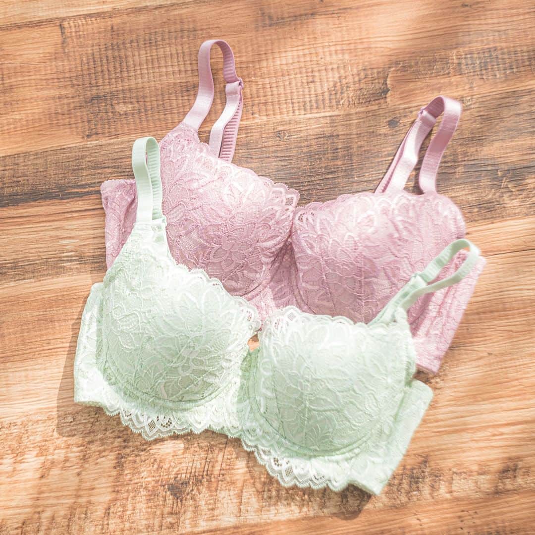 HEAVEN Japanさんのインスタグラム写真 - (HEAVEN JapanInstagram)「5/4は #みどりの日 💚 現在販売されている グリーンの下着を集めてみました✨  1⃣ブラッピング ダークグリーン  2⃣特上脇肉キャッチャー ペールグリーン  3⃣ハリジェンヌ シアーミント  4⃣元祖脇肉キャッチャー アイボリー（刺繍レースがグリーン！）  5⃣夜寄るブラ+plus ライトグリーン 夜寄るブラコットン　アンティークミント  グリーンと一言にいっても 雰囲気がガラリと変わりますね😊  ❁.｡.:*:.｡.✽.｡.:*:.｡.❁.｡  ＼下着の豆知識・情報を発信中／ 下着で私を好きになる【HEAVEN Japan】 @heaven_japan  #heavenjapan #ヘブンジャパン #ヘブンジャパン #可愛い下着 #見えないおしゃれ #下着 #適正下着 #下着好きな人と繋がりたい #下着好き #下着通販  #ブラッピング  #脇肉キャッチャー #特上脇肉キャッチャー #元祖脇肉キャッチャー #ハリジェンヌ #夜寄るブラ  #green  #緑」5月4日 11時30分 - heaven_japan