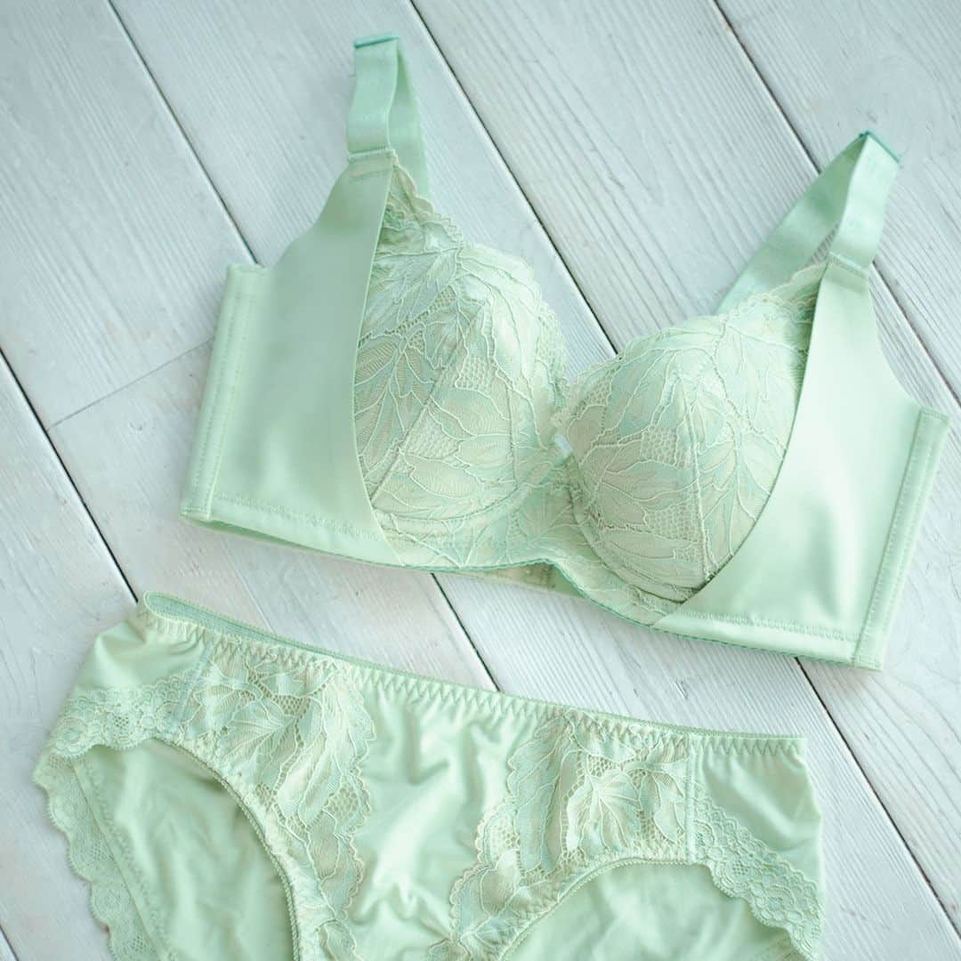 HEAVEN Japanさんのインスタグラム写真 - (HEAVEN JapanInstagram)「5/4は #みどりの日 💚 現在販売されている グリーンの下着を集めてみました✨  1⃣ブラッピング ダークグリーン  2⃣特上脇肉キャッチャー ペールグリーン  3⃣ハリジェンヌ シアーミント  4⃣元祖脇肉キャッチャー アイボリー（刺繍レースがグリーン！）  5⃣夜寄るブラ+plus ライトグリーン 夜寄るブラコットン　アンティークミント  グリーンと一言にいっても 雰囲気がガラリと変わりますね😊  ❁.｡.:*:.｡.✽.｡.:*:.｡.❁.｡  ＼下着の豆知識・情報を発信中／ 下着で私を好きになる【HEAVEN Japan】 @heaven_japan  #heavenjapan #ヘブンジャパン #ヘブンジャパン #可愛い下着 #見えないおしゃれ #下着 #適正下着 #下着好きな人と繋がりたい #下着好き #下着通販  #ブラッピング  #脇肉キャッチャー #特上脇肉キャッチャー #元祖脇肉キャッチャー #ハリジェンヌ #夜寄るブラ  #green  #緑」5月4日 11時30分 - heaven_japan