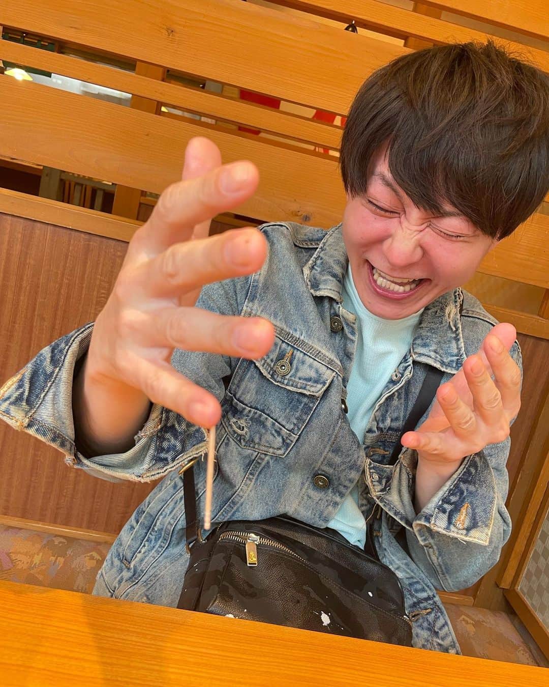 森慎太郎のインスタグラム：「呼子のイカを目の前に、すぐに食べようと袋に入った割り箸を、縦に持って叩いて袋から破り出そうとしたら中に入ってた爪楊枝が刺さりました。 ありえないハプニングを起こす、これが愛すべき瀧上さんです。 説明むずいわ。 #流れ星 #瀧上 #営業神」