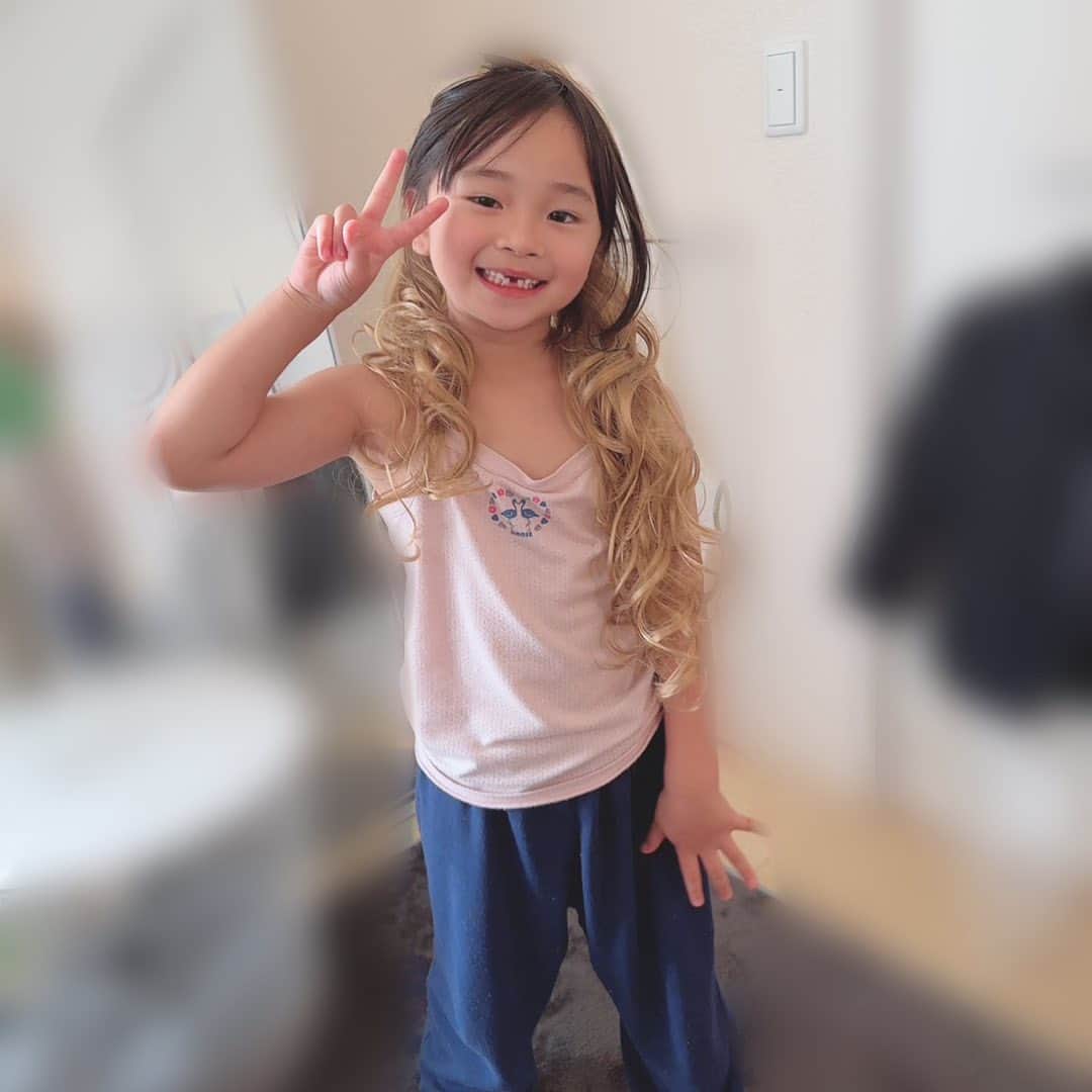 MII MAMAのインスタグラム：「. . . かわちぃ👧🏽🫰🏾♥️ ------------------------------------------ 🔎White Style mi mama 良かったらチャンネル登録お願いします🙇🏽‍♀️ #YouTube#ユーチューバー#主婦ユーチューバー#MIIMAMA#チャンネル登録お願いします#2児ママ#年子ママ#ギャルママ#ぎゃるまま#アラサーママ#アラサー#30代#30代ママ#ホワイトインテリア#モノトーンインテリア#シンプルな暮らし#収納#ホワイト収納#イチナナ#イチナナライバー#専属ライバー#主婦ライバー#17LIVE#主婦YouTuber#ママYouTuber#ママライバー#幼稚園ママ#小学生ママ」