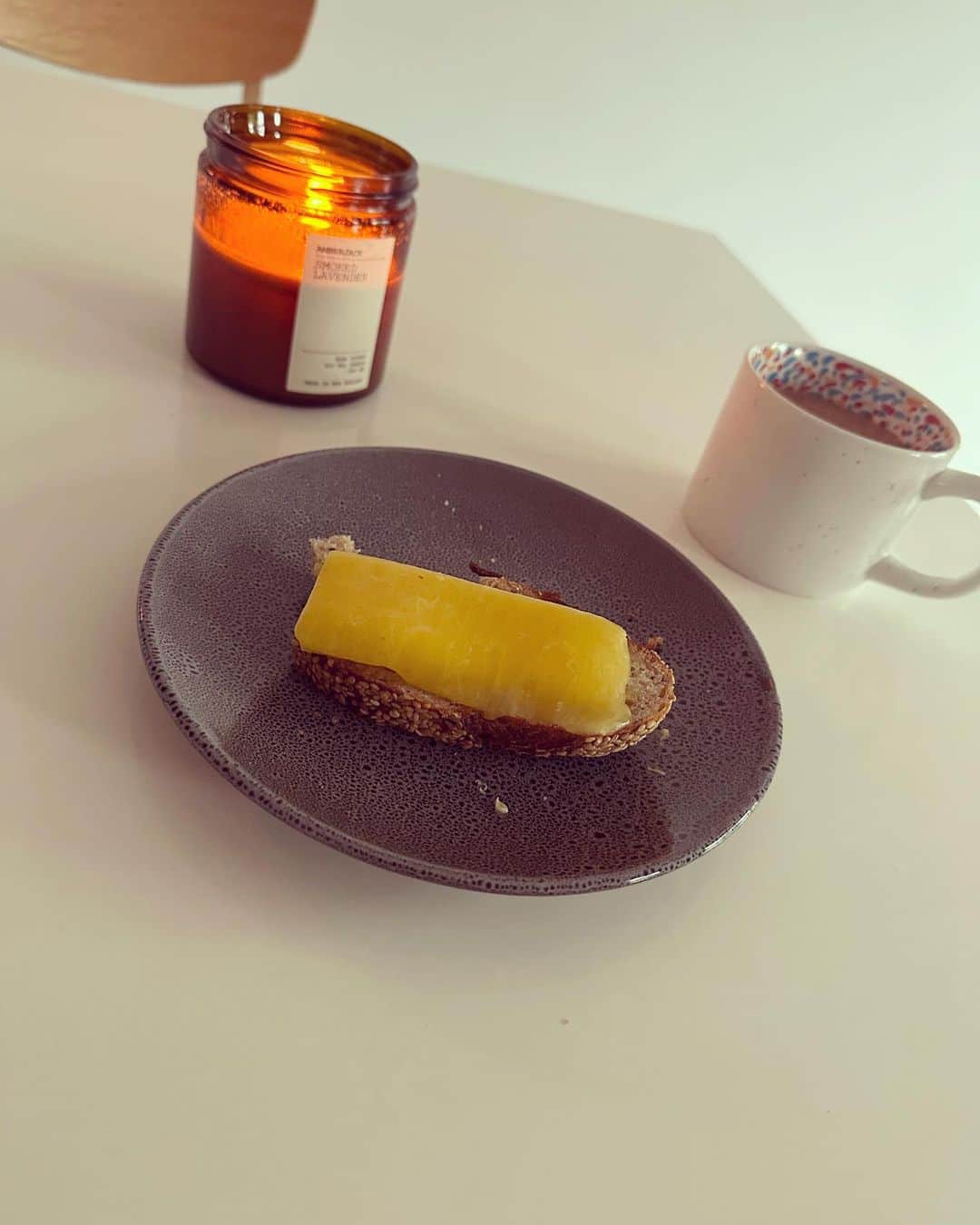 ヘイリー・ウェステンラのインスタグラム：「My baby is finally napping for longer than 10 mins, it’s raining outside and this is what heaven looks like, for anyone that’s wondering. Also shout out to my sis for the gorg candle she got me for my birthday. 🌧️💘☯️🐻」
