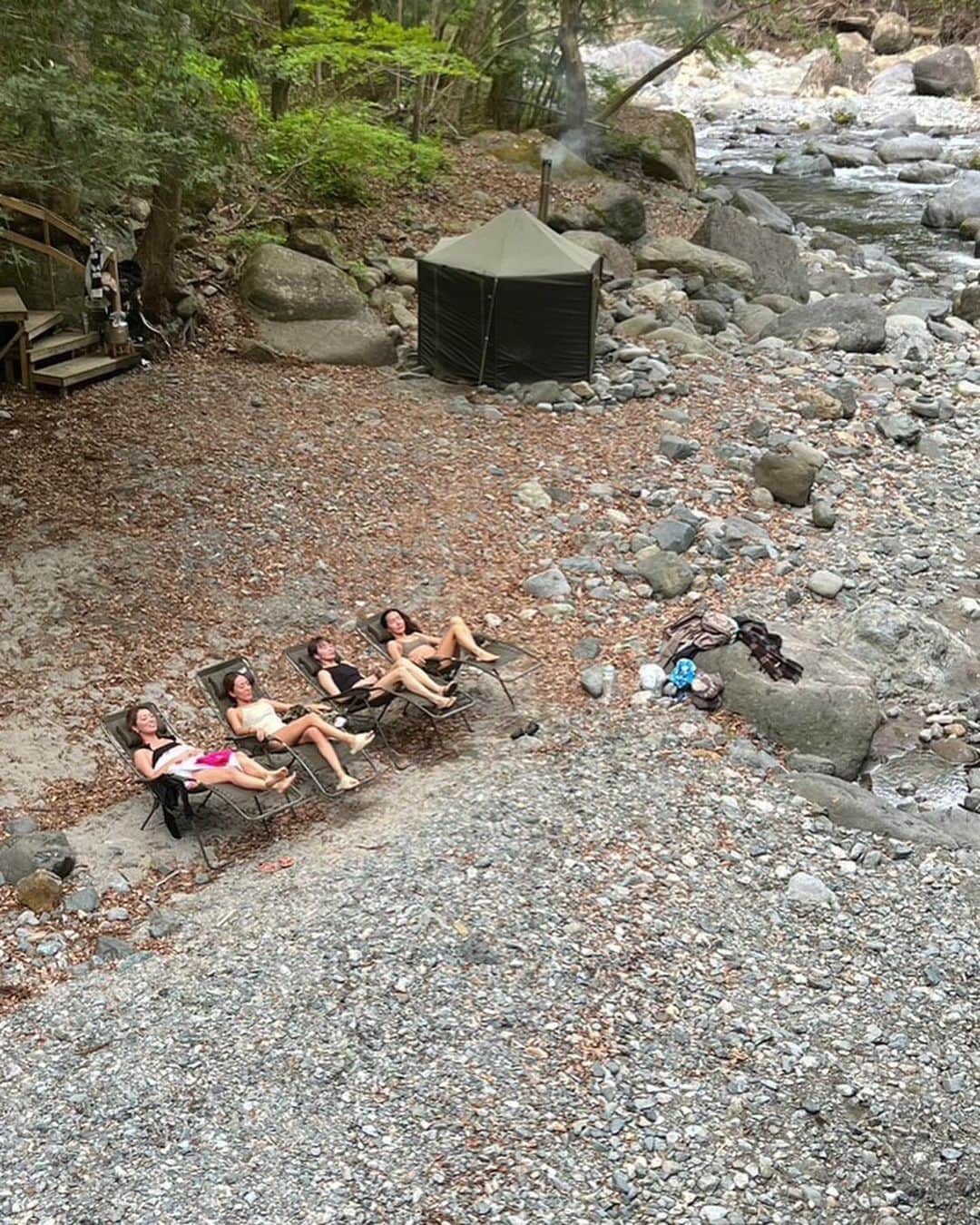 福井仁美さんのインスタグラム写真 - (福井仁美Instagram)「🏕＋🧖🏾‍♀️＋🔥＋🍜  学生時代の友達家族と、これ以上ない最高の週末。  プロたちに全部やってもらい至れり尽くせり。おかげでキャンプにハマりそう。  子供の時、家族でキャンプしながら食べたチキンラーメンは、大人になっても最高のご馳走でした🐣  #キャンプ #sauna」5月4日 11時44分 - hitton28