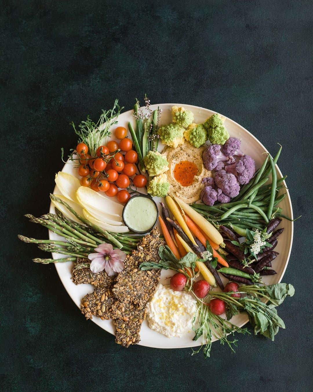 ティファニー・ティーセンさんのインスタグラム写真 - (ティファニー・ティーセンInstagram)「I ❤️ grazing boards! #spring #veggies #homegrown #garden #graze」5月4日 11時39分 - tiffanithiessen