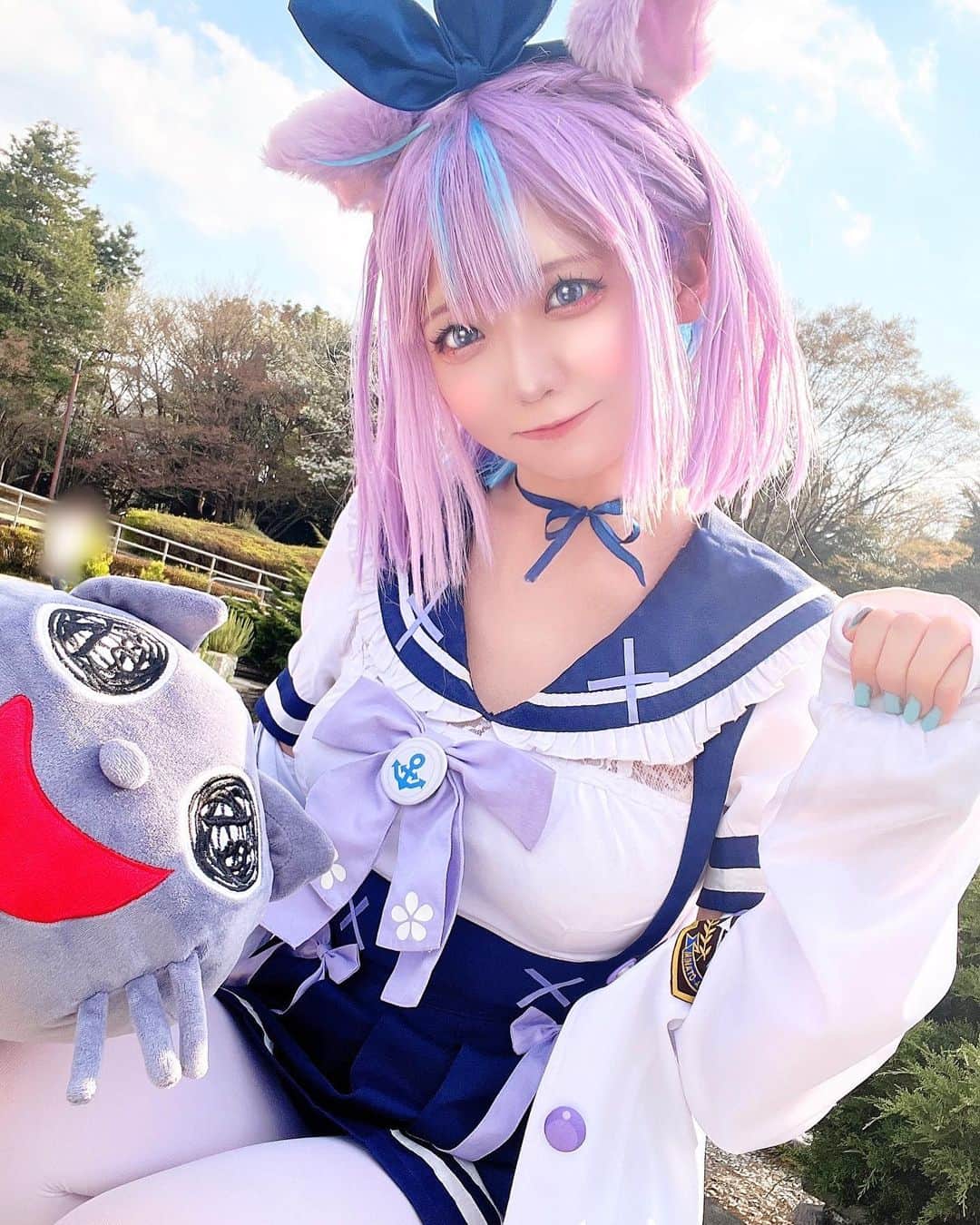 千夢のインスタグラム：「こんあくあ〜⚓️🐾 皆さんGMいかがお過ごしですか🌸  こちらはあくたん桜撮影した時の写真✨ 今日と同じくらいポカポカでした！！  ちむりんは今日、新宿の泡沫魔法苑さんで18-23時カフェイベお給仕します💗  ストーリーに詳細のせるので良ければ遊びにきてね🙌🙌(Twitterでも見れます！)  #湊あくあ #minatoaqua #ホロライブ  #hololive #idol #hololivegirls  #chimurin_cosplay #chimurin_cos #chimurin  #cosplay #cosplayer #cosplays #cosplaying #cosplaygirl #cosplaymodel #cosplayersofinstagram #cosplaymakeup#model #kawaii  #japaneseidol  #japan_of_insta  #japanesegirl #japanesegirls  #instafollow #followme #コスプレイヤー」