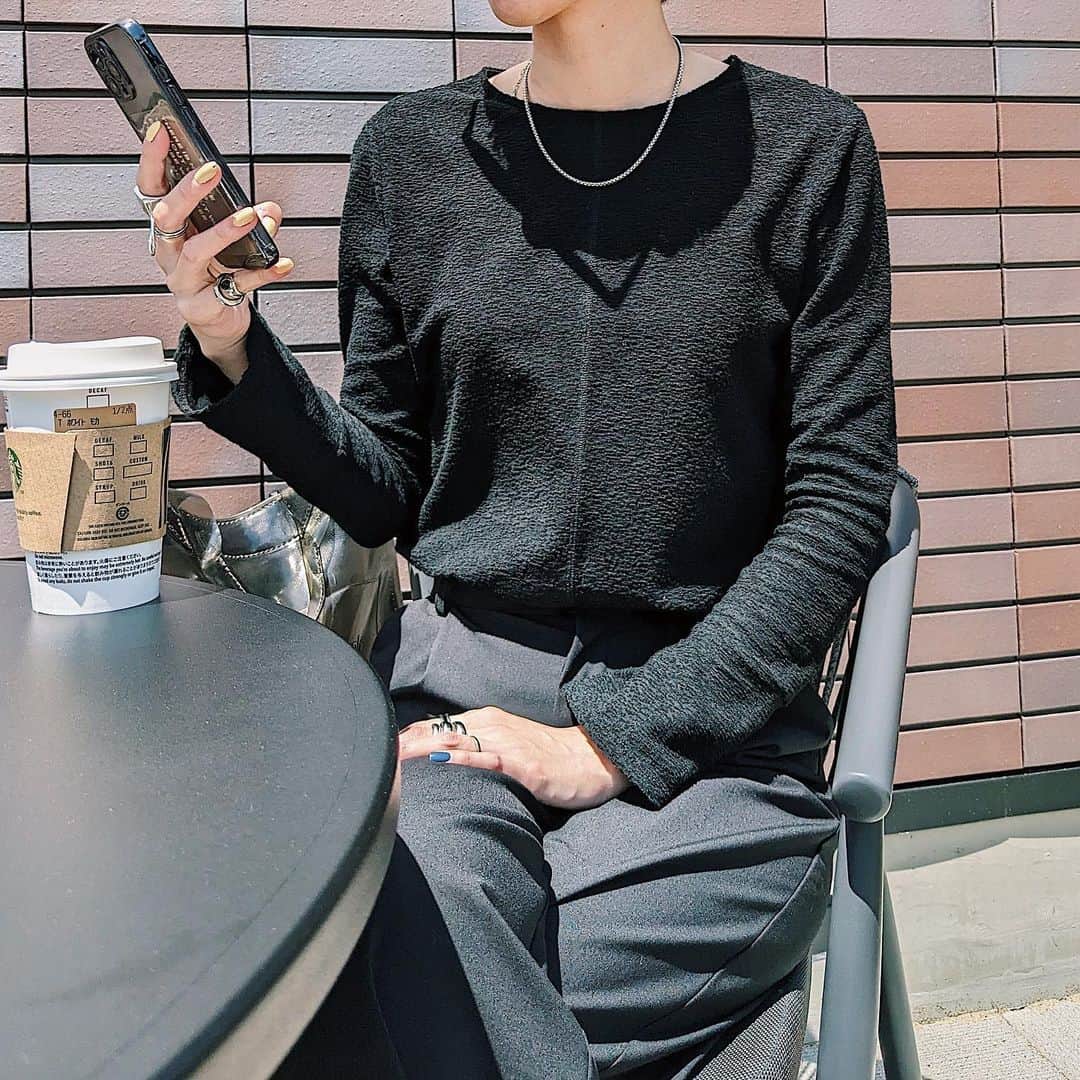 maai0528のインスタグラム：「〻👱🏻🐶🍪☕️ Ｈello‥🫧 会う人に 褒めてもらえたトップス♡ ． シンプルなんだけど 生地がパイルのような ブーグレを合わせた表面感で 可愛いんだー。 ． 袖も長めってのが◎ ． tops @manof_official  178cm M size ． 嬉しいお知らせ♡ 5月8日(月)〜24(水)期間 新宿ルミネ2で MANOF POP UP STORE開催されるよ。 かなり行きたかったな〜 お近くの方是非いってみてね。 ． ． ． #myfav #MANOF #マノフ」