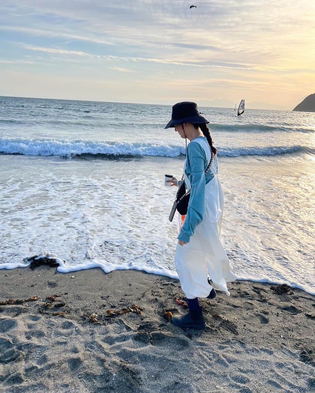 菊池亜希子さんのインスタグラム写真 - (菊池亜希子Instagram)「海なし県の山&川育ちなのでね、海はそこまで身近な存在ではないんだけど、行ったら行ったで「気持ち〜！きれー！」ってなりますね⛵️   @humanwoman_official さんとのコラボワンピースの白、裏地が付いてるので透けなくていい感じ✨海風にあたっても、サラッとしていて風通しよくて気持ち良いです。  Tシャツ着た時にロゴがいい感じに見えるバランスを研究して作ったので（もちろん冬にセーターとかと合わせても良きです🐑）、Tシャツしか着たくないシーズンに大活躍するかと思います！  「白とネイビーどっちがオススメ？」と聞かれますが、それぞれ生地が違うんですよ。ネイビーのほうはシワになりにくい滑らかな大人っぽい生地で、白のほうはガサガサっとしたハリのあるカジュアルなコットン。雰囲気がかなり変わるので、もはや別物とも言える😇 それぞれに良さがあって、どっちもかわいいよ🫶🏻  予約はもう始まってます！店頭販売は5/6から✨ 5/8からはLEEマルシェ @leemarche でも✨」5月4日 12時02分 - kikuchiakiko_official