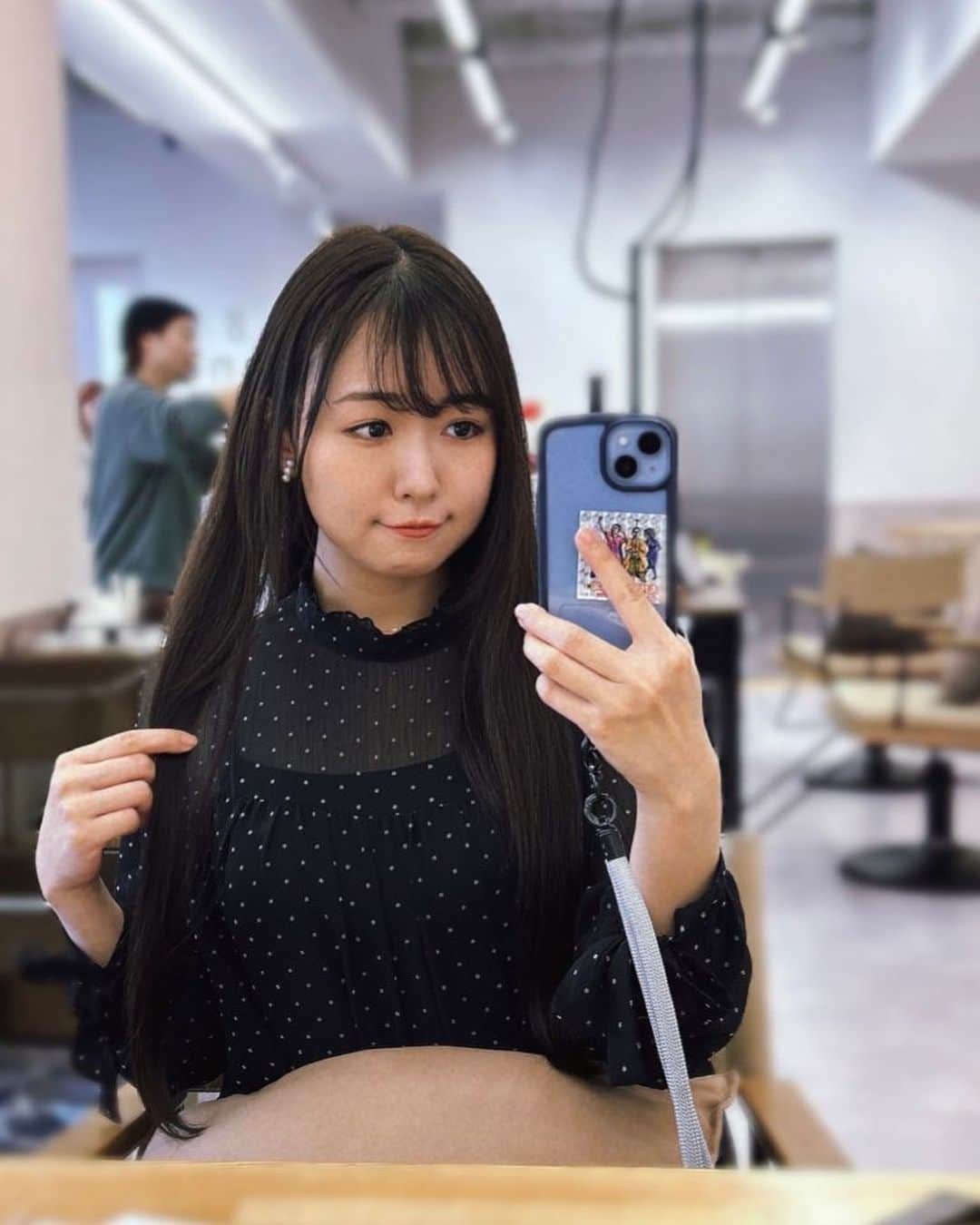 軽辺るかさんのインスタグラム写真 - (軽辺るかInstagram)「人生初のショートヘアになりました💇🏻‍♀️ すてきに切っていただき ありがとうございました！ ⁡ 念願のヘアドネーションができて 嬉しいです☺︎ ⁡ ⁡ ⁡ #ショートボブ #ヘアドネーション  #ヘアドネーションしました  #ショートヘア #ボブ」5月4日 11時54分 - karuberuka