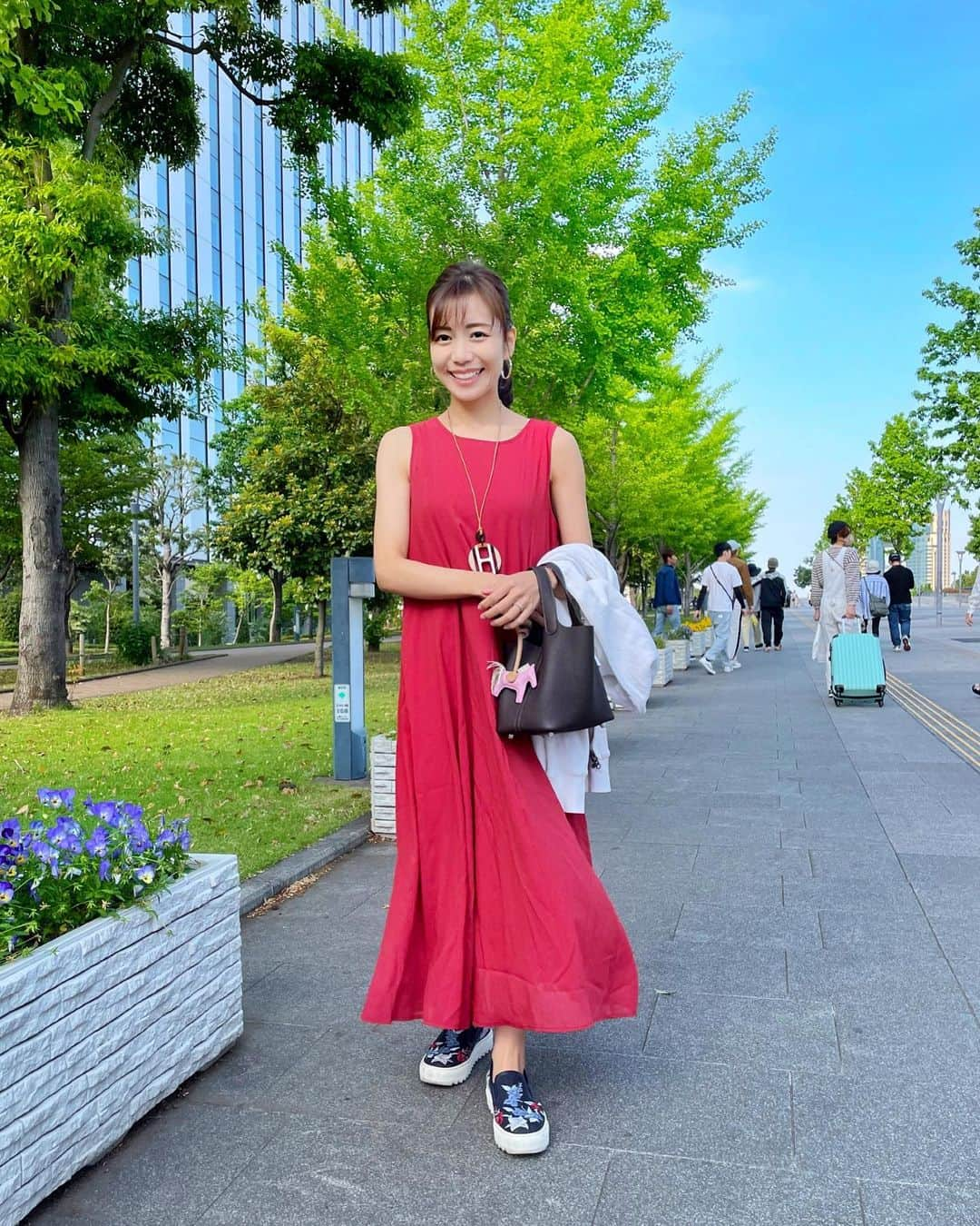 福山唯のインスタグラム：「ポカポカ嬉しい☺️☀️  夏を感じると着たくなるマキシワンピ♡ 今年の1着目は @kuih_store の赤ワンピにしました❤️  ふわっと軽い麻調の生地だから裾のフレア感がとても可愛い♡UとVネックの2wayで着られるのも嬉しいな🎵  ☑︎今GW saleをしてる＋4/28のインスタライブのアーカイブから、さらに割引になるクーポンがgetできるみたい❣️  さっ✨今日は明日の準備をします🎏👶🏻🩵  #coordinate #fashion #summer #kuih  #kuihスト #kuihst #クイ #コーディネート　#ファッション　#マキシワンピ　#ママコーデ　#夏コーデ　🌻」