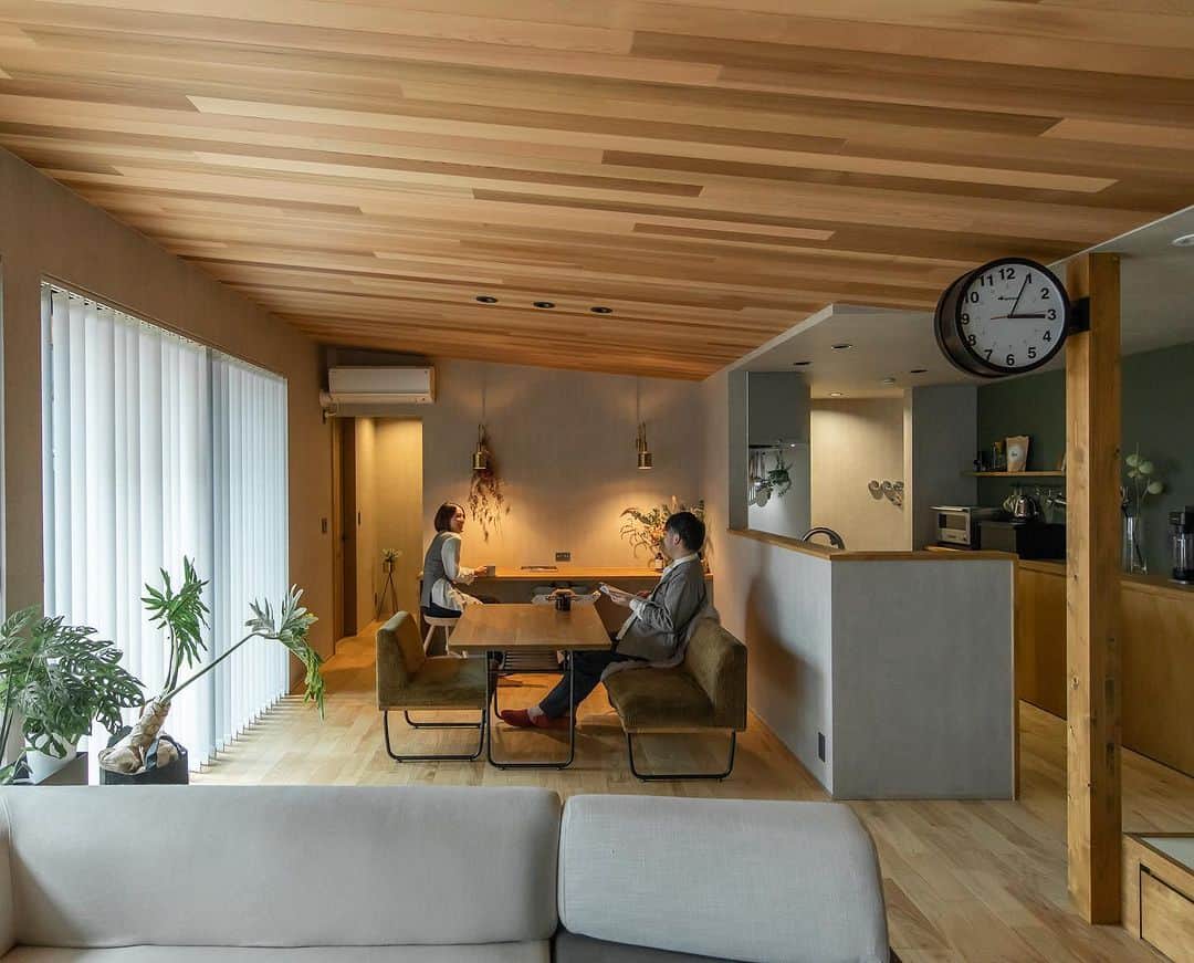 ルポハウス一級建築士事務所さんのインスタグラム写真 - (ルポハウス一級建築士事務所Instagram)「・ ・ ・ 濃淡グレー×木の質感でまとめたダイニングキッチンです。 ・ 照明はダウンライトのみにし、すっきりを実現。 カフェでくつろぐような時間を過ごします。 ・ ・ ・ 担当設計士/赤尾拓人 @takuhito_akao  ・ ・ ・ ■ゴールデンウイーク休業のお知らせ 誠に勝手ながらルポハウス全スタジオにおいて、下記の通りゴールデンウィークのお休みを頂戴いたします。  2023年4月29日(土)～ 5月5日(金)  期間中のお問い合わせにつきましては、5月6日(土)より順次対応させていただきます。  ご不便をお掛けいたしますが、ご了承のほどよろしくお願いいたします。  ※見学会ご予約のみ、随時受付・ご連絡させていただきます。  𓐌𓐌𓐌𓐌𓐌𓐌𓐌𓐌𓐌𓐌𓐌𓐌𓐌𓐌𓐌𓐌𓐌𓐌  ルポハウスの施工事例はこちらまで☞ @reposhouse  𓐌𓐌𓐌𓐌𓐌𓐌𓐌𓐌𓐌𓐌𓐌𓐌𓐌𓐌𓐌𓐌𓐌𓐌 #ルポハウス は#ちょっとかっこいい家 を"友人のために" という思いでつくっています。 一生に一度の#マイホーム。 「あなたにしかできない」×「ルポハウスだからできる」で、 私たちだけの#家づくり を思いっきり楽しんでみませんか？！ ・ ・ ・ #住宅 #注文住宅 #新築一戸建て #新築#一級建築士事務所 #平屋 #平屋リビング #キッチンダイニング #ダイニングキッチン #勾配天井 #レッドシダーの天井 #無垢床 #クリ床 #キッチンインテリア #ラクシーナキッチン #造作カップボード #vs9030 #アクセントクロス #グレークロス #pcカウンター #re51176 #アクセントクロスグリーン #グリーンクロス」5月4日 12時00分 - reposhouse