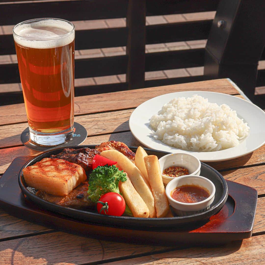 よなよなエール/ヤッホーブルーイングさんのインスタグラム写真 - (よなよなエール/ヤッホーブルーイングInstagram)「⚓横浜でクラフトビールが飲めるおすすめ店6選🚢  レジャーや観光スポットでも大人気の神奈川県・横浜エリア。 実は横浜は日本で初めてのビール醸造所ができた街でもあり、近年はブルワリーも誕生するなど大きな盛り上がりを見せているんです！  そこで今回は横浜大好きスタッフ・豪ちゃんが、横浜でクラフトビールが飲めるお店を厳選してご紹介🍺 === 【①31種類ものビールラインナップ「クラフトマン横浜」 @craftsman.mexitalian 】 常時なんと31種類ものクラフトビールを樽で提供しているほか、缶やボトルのビールも充実🍺お気に入りの1杯に出会えること間違いなしです。 絶品のピザをはじめ、クラフトビールにぴったりなフードの数々にも注目！  【②海沿いのテラス席が素敵！「バベルベイサイドキッチン」 @babel_bayside_kitchen 】 ベイクォーター横浜2階、クラフトビールや炭火焼グリルが自慢のお店。人気のテラス席で海風を感じながら飲むクラフトビールが最高です！炭火で焼き上げる料理の数々も、クラフトビールとの相性バツグン！  【③神奈川食材の魅力に触れる「800°DEGREES CRAFT BREW STAND」】 ニュウマン横浜6階、神奈川県の厳選された食材とクラフトビールにこだわったお店です。神奈川のブルワリーがつくるビールはもちろん、お店オリジナルのクラフトビールも大人気。飲み放題プランで、いろんなビールを飲み比べるのもおすすめです。  【④アメリカ気分を堪能！「アンテナアメリカ横浜」 @antenna_america_yokohama 】 相鉄ジョイナスB1階にある、アメリカのクラフトビールを専門に扱うお店。ラインナップは驚きの200種類以上！テイクアウトもできるほか、アメリカンらしさ全開のフードと店内でゆっくりビールを味わうのも楽しいですよ。  【⑤オトナのモス「モスプレミアム 桜木町クロスゲート店」 @mospremium 】 桜木町駅前の「お酒が楽しめるモスバーガー」。よなよなエールを含む8種類のクラフトビールと、いつものモスバーガーとは一味違うプレミアムなメニューが楽しめます。オトナのモスでちょっと贅沢な時間を過ごしてみては？  【⑥気軽に行ける駅直結バー「CRAFT BEER TAP⑨」】 CIAL横浜B3階のバー、TAP⑨。フードホール内の一角で、初心者でも気軽に国内外の本格クラフトビールが楽しめます。サクッと1杯飲むのにピッタリ！時期によって変わる9つのタップリストから、ときめいたものを飲んでみてくださいね！ ===  …気になるお店は見つかりましたか👀？ どのお店も居心地や雰囲気がとてもよく、スタッフのみなさんも気さくにビールのことを教えてくださいます。全店駅近で便利なので、今度のお出かけに遊びに行ってみてくださいね！ . . #横浜 #横浜グルメ #横浜ランチ #横浜駅 #桜木町 #みなとみらい #横浜市 #横浜観光 #横浜中華街 #横浜カフェ #横浜グルメ #モスバーガー #クラフトビール #クラフトビール好き #クラフトビール女子 #クラフトビール大好き #クラフトビール専門店 #クラフトビール愛好家 #クラフトビール備忘録 #クラフトビール飲み比べ #クラフトビール好きと繋がりたい #クラフトビール好きな人と繋がりたい #ビール #ビール部 #ビール好き #ビール女子 #ビールがうまい #ビール好きな人と繋がりたい」5月4日 12時00分 - yonayona.ale