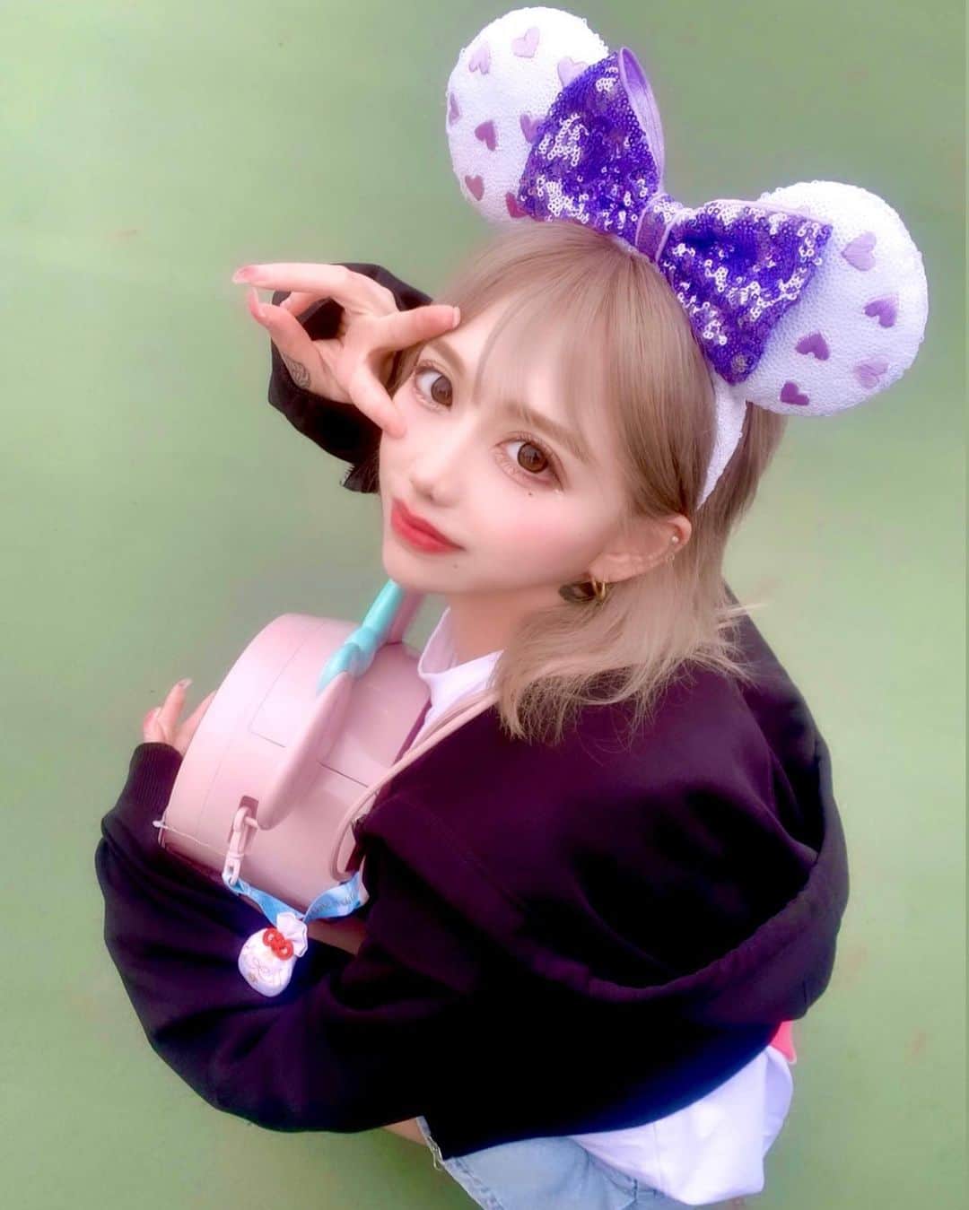 のインスタグラム：「🏰🪄︎︎✨🩵🩷🩵  可愛かろ？👶🏼🩷💓💓笑  #歌舞伎町#キャバクラ#キャバ嬢#ホスト#bar#シーシャ#tattoo#刺青#アニメ#アニメ好きな人と繋がりたい#大阪#ミナミ#福岡#飲酒タグラム#中本#時差スタグラム#激辛#金髪#ショートヘア#ショート女子#神社好きな人と繋がりたい#御朱印#いいね返し#TDL#ディズニーランド#夢の国#selfie #followeme#likeforlikes#harrywinston」