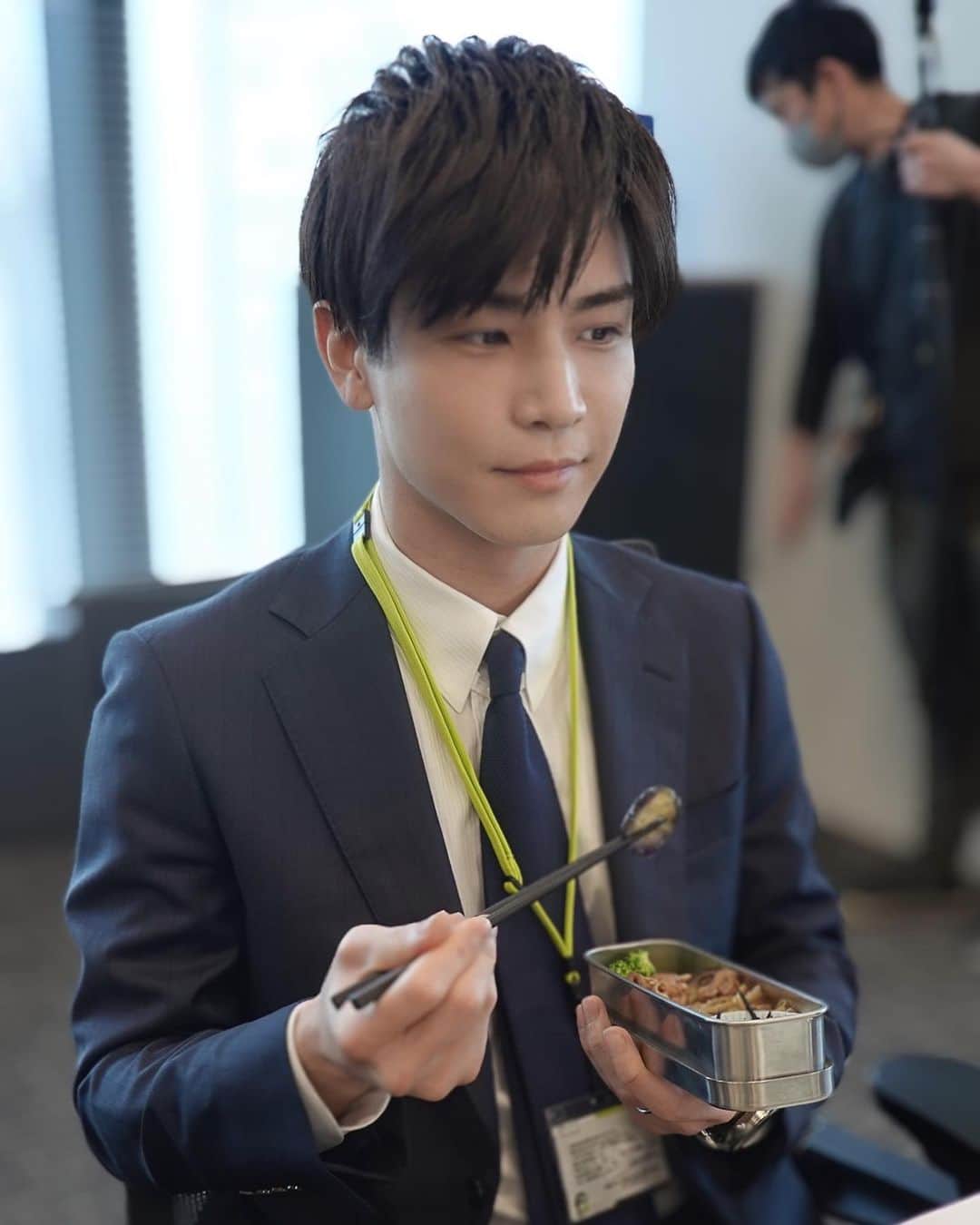 あなたがしてくれなくてものインスタグラム：「🍽️誠の料理🍽️    仕事はもちろん 料理もデキる男・新名誠🧑🏻‍💼    第３話で登場したのは 誠お手製のお弁当🍱✨️  撮影中には 口元のごはんつぶが 何度もとれるハプニングも💦   #あなたがしてくれなくても  #岩田剛典  第１話〜３話は #TVer で無料配信中！ プロフィール欄のリンクからチェック📺」
