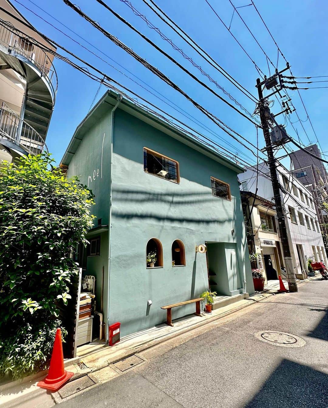 秋山具義さんのインスタグラム写真 - (秋山具義Instagram)「中目黒のうちのオフィス『デイリーフレッシュ』の横の細い道の隣の隣にプレオープン中の『neel』。 神宮前と中崎町にあるそうで、カツサンドが有名とのことなので「ニールのヒレカツサンド」と「アボカドとポーチドエッグのオープンサンド」と「シンプルシュガーバタークレープ」をオーダー。 ヒレカツやわらかくて、ソースもスープも美味しかった！クレープ最高！近いからまた来よう！ ⁡ まだ店内一部工事中で5月中にグランドオープンとのことです。  #neel #具義サンドイッチ2023 #具義カフェ2023 #具義中目黒2023 #具義新店2023 #具義初訪問2023」5月4日 12時06分 - gugitter