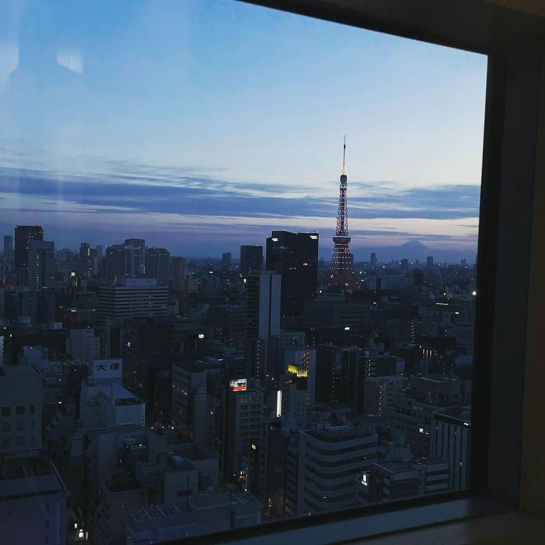 井上和香さんのインスタグラム写真 - (井上和香Instagram)「. 昨日の空 東京タワー🗼の後ろに富士山🗻  なんかちょっと嬉しくなった🥰  #東京タワー #富士山 #仕事帰りの一枚 #今日はちとお出かけしてます」5月4日 12時18分 - inoue_waka