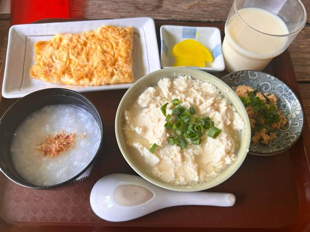 河中あいのインスタグラム：「石垣島 とうふの比嘉にて最高なお食事を頂きました♡ 手作りゆし豆腐とお粥定食。 (ご飯かお粥か選べます🍚) 豆乳も美味しくて、ここの近くに住んで週の半分は朝ごはんこれ食べたいくらい。 ここのお店だけは絶対行きたかったから念願叶って幸せでした♡ お店のおばぁ達も優しくて癒されました☺️  #石垣島グルメ #とうふの比嘉  #ゆし豆腐」