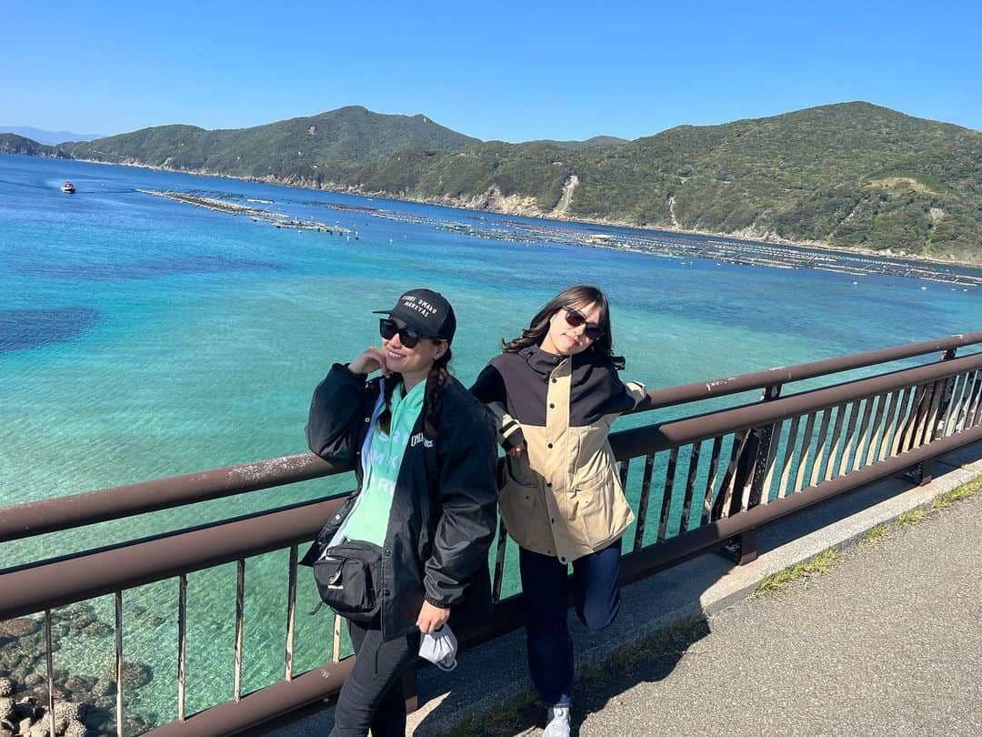 彼方茜香さんのインスタグラム写真 - (彼方茜香Instagram)「柏島♥ 高知県幡多郡大月町柏島。 釣りしてなかったら出会えてなかったであろう場所‪🎣‬ 何回も来てるけどこの日めっちゃ綺麗やった🩵 そして「いごっそ」でビールとまぐろ堪能🍺🐟 他にも名所や美味しいお店まだまだあるんだぁよ·͜· ♡  #高知県柏島  #エギフェス終わりに旅  #なるみちゃんも満喫」5月4日 12時13分 - serikaochikata