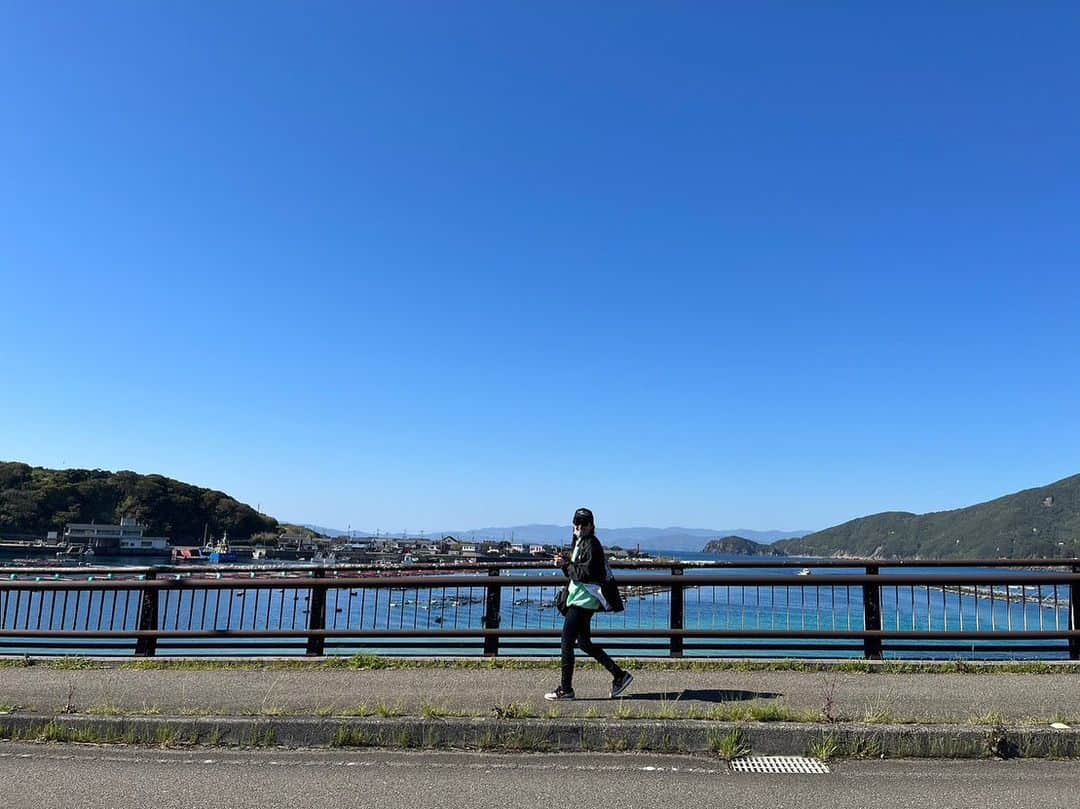 彼方茜香さんのインスタグラム写真 - (彼方茜香Instagram)「柏島♥ 高知県幡多郡大月町柏島。 釣りしてなかったら出会えてなかったであろう場所‪🎣‬ 何回も来てるけどこの日めっちゃ綺麗やった🩵 そして「いごっそ」でビールとまぐろ堪能🍺🐟 他にも名所や美味しいお店まだまだあるんだぁよ·͜· ♡  #高知県柏島  #エギフェス終わりに旅  #なるみちゃんも満喫」5月4日 12時13分 - serikaochikata