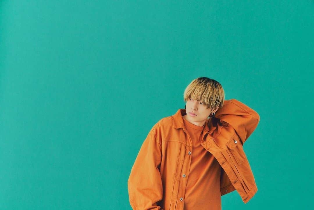 石原慎也のインスタグラム：「新しいプロフィール写真が出来ました 🆕アルバムも！未公開サマーデイドリームも収録されてます！！お待たせ！！  photo by ヤマテツ @tetsuyayamakawa   hairmake 鈴木智之 @hairmake_tomo   stylist 橘昌吾 @shogo_tachibana」