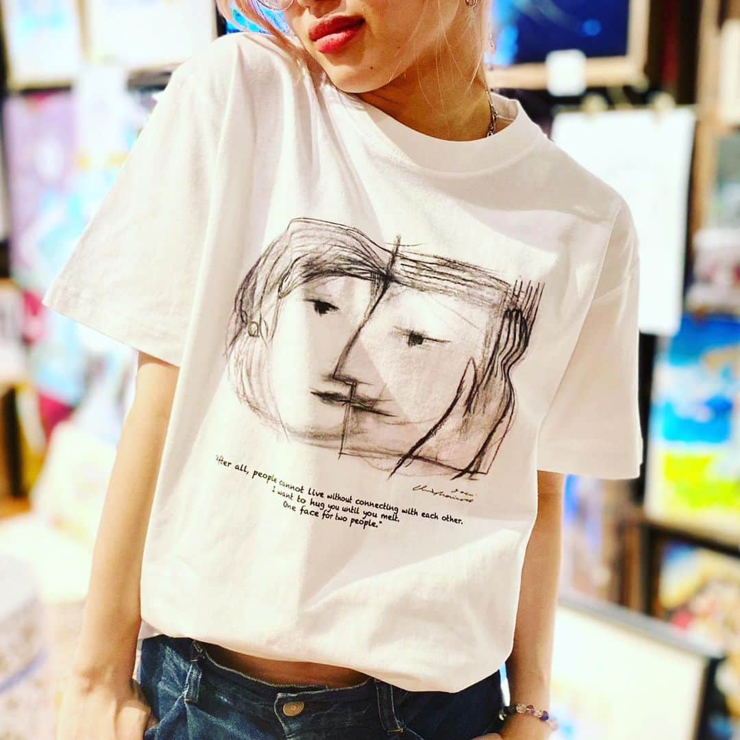 森本千絵さんのインスタグラム写真 - (森本千絵Instagram)「#NEWWORLD  No.19 face to face M-size  🌝🌚  goen°16th Anniversary Exhibition2023 【　NEW WORLD 】  Original Artwork T-shirts　 Created by Chie Morimmoto & goen°mate  goen°16周年を記念して この夏、アートディレクターの森本千絵が1999年から今に至るまで、広告やアートワーク、MVの企画をしている間に描いたスケッチや絵が、新たな物語を添えて50点のTシャツになりました。  日頃の感謝の気持ちを込めて大放出します。 ここでしか出会えない世界でひとつの幻のTシャツです。  #goen #Ateliergoen #newworld #tshirts #goldenweek #summer  #japan #design #art #idea #drawing #music #advertisement #daikanyama #tokyo #special #sale #chiemorimoto  店舗では原画と共に楽しんでください！  本日から絵柄を変えながら夏まで！！無謀な企画スタート❗️」5月4日 12時18分 - chiemorimoto_goen