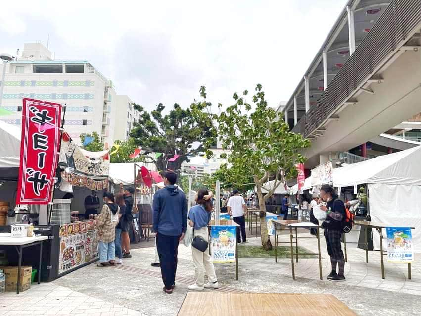 Haisai Chample Beer Festivalのインスタグラム：「ハイサイビアフェスティバル2023春 . 2日目開始しました！  昨日は想定以上の方々にご来場いただきました🍻  売り切れ店舗もありましたのでお目当てのビール、フードがある方は早めにお越しくださいね🙋‍♂️  . リユースカップは牧志駅側端のカップ販売所にて販売(300円)しております。  ビールを飲んだらカップをゆすぎ場でゆすぎ、つぎのビールを購入ください。  カップは捨てずにお持ち帰り頂き、ぜひご自宅でもご使用ください💁🏻‍♀️ . ハイサイビアフェスティバル2023春 5月3日（水・祝） 12～20時 5月4日（木・祝） 12～20時 さいおんスクエア 那覇市安里2-1-1 (沖縄都市モノレール 牧志駅直結)」