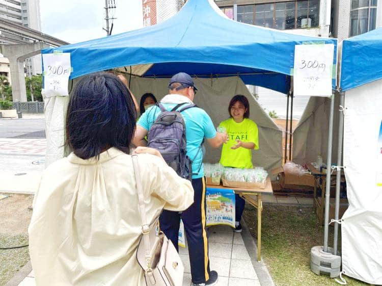 Haisai Chample Beer Festivalさんのインスタグラム写真 - (Haisai Chample Beer FestivalInstagram)「ハイサイビアフェスティバル2023春 . 2日目開始しました！  昨日は想定以上の方々にご来場いただきました🍻  売り切れ店舗もありましたのでお目当てのビール、フードがある方は早めにお越しくださいね🙋‍♂️  . リユースカップは牧志駅側端のカップ販売所にて販売(300円)しております。  ビールを飲んだらカップをゆすぎ場でゆすぎ、つぎのビールを購入ください。  カップは捨てずにお持ち帰り頂き、ぜひご自宅でもご使用ください💁🏻‍♀️ . ハイサイビアフェスティバル2023春 5月3日（水・祝） 12～20時 5月4日（木・祝） 12～20時 さいおんスクエア 那覇市安里2-1-1 (沖縄都市モノレール 牧志駅直結)」5月4日 12時22分 - haisai_beerfes