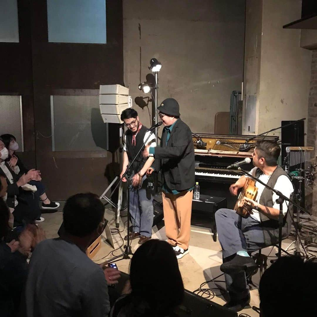 azumiさんのインスタグラム写真 - (azumiInstagram)「先日の上野 @yukadoko での WOODSHOP SESSIONS MASSAN×BASHIRY meets  Azumi Wyolica お越しくださった皆様ありがとうございました🙏  場所の素敵さあり、RIPSLYME @ryoji.narita.75 さんの乱入あり、セッションあり、ヌートバーコールアンドレスポンスありの楽しいライブでした😊 やっぱりライブはいいですね @massanbashiryofficial さんたちも素晴らしかったです 呼んでくださりありがとうございました ライブまたやりたいなあ  #wyolica #azumi #massnbashiry #swingo #yukuido工房 #live #ライブ」5月4日 12時31分 - xx_azumi_xx