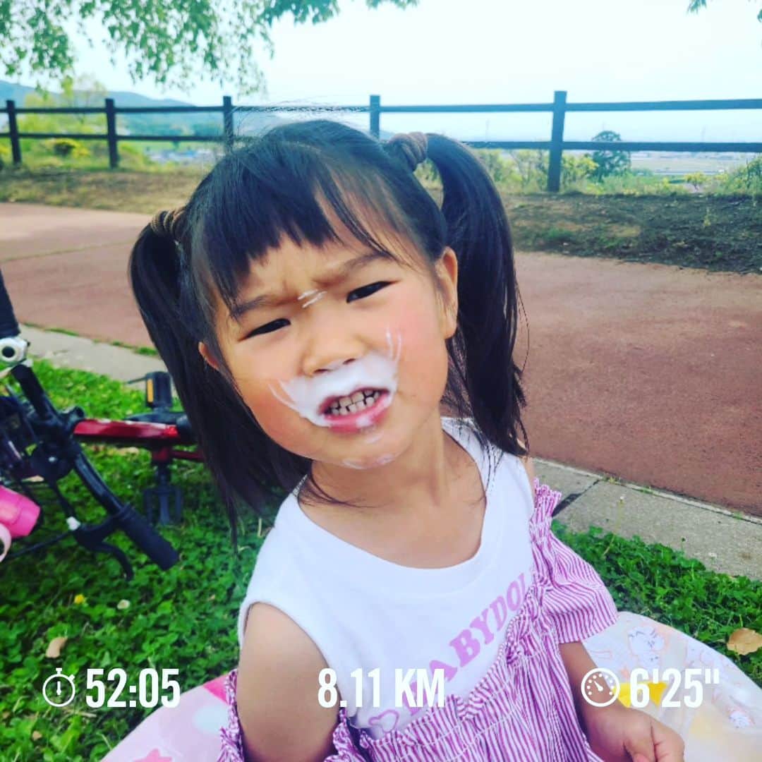 三田尚央のインスタグラム：「昼ジョグ(^^)(8kmクールダウンジョグ☀️)  昨日の疲れを取るためにゆっくりまったりとジョグしてきた😁✨ 足は意外と平気だけど、右足の足裏がめっちゃ痛くて自分のランの重心がそこにかかってるんだなと実感(T-T) 良い勉強になったし、フルマラソン完走にはまだまだ程遠いと実感‼️‼️ まだまだ頑張ります☀️  31歳目標達成目指して頑張ります☀️ 積み重ね大事❗ 継続あるのみ(^^) 健康一番‼️‼️  可愛い娘ちゃん♥️  日々成長❕ 日々挑戦❕ 日々感謝❕  #ランニング #目指せフルマラソン #日々成長 #日々挑戦 #日々感謝 #息子 #娘 #家族 #31歳 #instagram  #目標 #筋トレ #ダイエット #ストレッチ #トレーニング #メンタル #NIKE #ラン #夜ラン #フルマラソン #ハーフマラソン #頑張ります #笑顔 #ビール #サッカー #8kmラン #GW #5月 #夏」