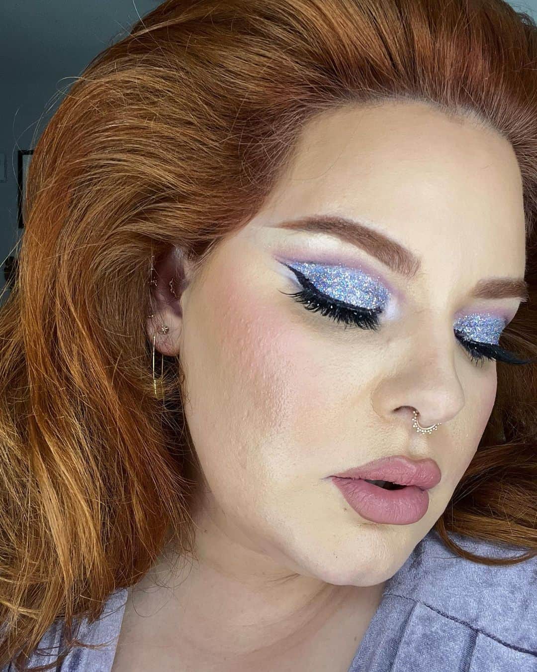 テス・ホリデーのインスタグラム：「Gagged over this glam!!! Thank you @ninawest for inviting us to @hairsprayontour! My stepmom was the perfect date ➕ my glam team did their magic 🪄 & she got her hair & makeup done for the 1st time🥹 You must go see Hairspray while it’s in town, Nina & the entire cast are phenomenal! I loved seeing everyone dressed up for the theater & the cherry on top was having my dear friend @rickilake with us to celebrate! I’m in awe that so many of my hero’s became my friends & I get to be who I am today because of them!   Lastly, lil friendly reminder that Fat/Plus Size representation is just as important as ever & the fat girl can (& does!!!) get her dream man/person/career/life while looking flawless while doing so 💅 💖!   thank you to @marianamcgrathmakeup & @antoinemartinez for dreamiest glam on me & @mayelypaez & Antoine for making my stepmom feel even more beautiful! 🫶   #hairspraymusical #hairspray #hairspraythemusical #broadway #60sfashion #60smakeup #60shair」