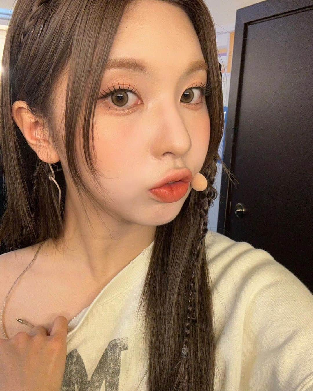 NMIXXさんのインスタグラム写真 - (NMIXXInstagram)「Somebody help me..!!  I need CPR.. Because.. you're taking my breath away🤭  #NMIXX #엔믹스 #BAE  #배이  #솔스타그램 #NSWER #SEATTLE #SHOWCASE_TOUR  사진에 나온 손은 저의 손이 아닙니다..」5月4日 12時32分 - nmixx_official