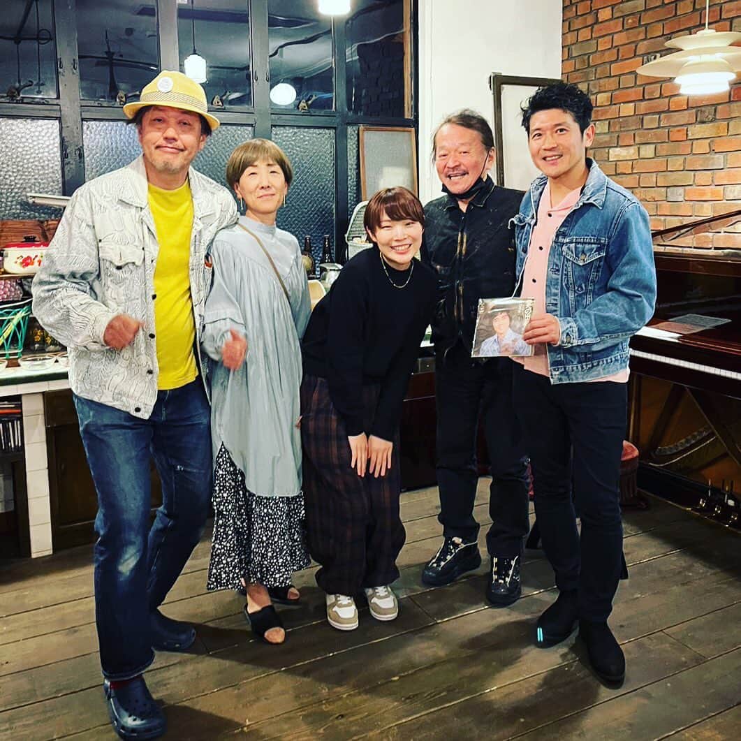 MONKYのインスタグラム：「昨夜は至宝ピアニスト竹下清志と神戸は淡河町のヌフ松森医院にて、Retro Jazz Hour vol.2  今回も大盛況ありがとうございました！！  レトロなテーマパーク、ヌフ松森医院でのライブは竹下さんがめっちゃ饒舌になる。w  喋り過ぎてなかなか演奏が始まらない竹下さんのMCを途中でツッコミ入れて中断する、、そんな日が来ようとは。w  往年の竹下清志を知る人は信じられない光景でした。w  そんな絶好調な竹下清志と最幸に楽しい夜でした。  淡河町の皆さん、ありがとうございました！  またお会いしましょ〜♬」