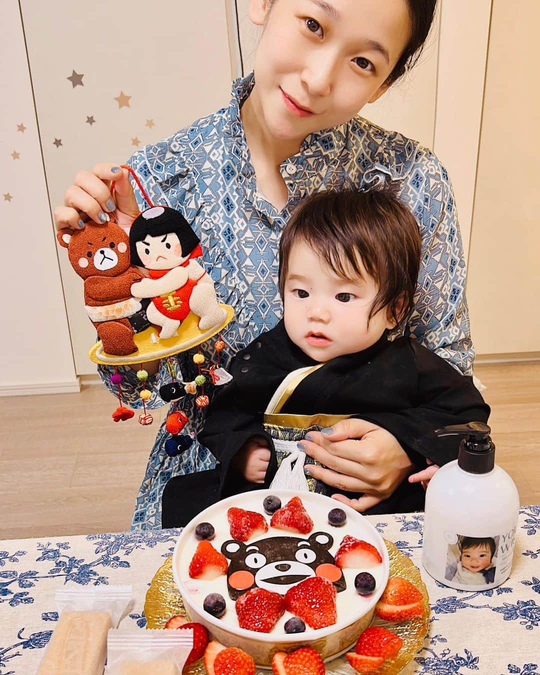 世手子さんのインスタグラム写真 - (世手子Instagram)「tomorrow is children's day🐻 second son's first festival🎏 I wish him healthy growth👶👩‍🍼 明日は #こどもの日 （＾_＾） 次男 #寿々太郎 はんの #初節句 ✨✨ 早いなぁ(＾ｰ^) ということで #映えスイーツ (*´◒`*) @aso.natural.ice #阿蘇天然アイス #天然アイス #ホームパーティー するよ（＾ω＾） #阿蘇スイーツ #くまモン #お取り寄せスイーツ #阿蘇グルメ かわいい（≧∇≦） 素敵スイーツで楽しいパーティーになるねぇ(*´∀｀*) #ドタバタ育児  #二児のママ  #2児育児 #赤ちゃんのいる暮らし  #3歳男の子 #3歳差育児  #二児の母 #二児ママ  #ママシンガー  #二児育児 #2児ママ #2児のママ #赤ちゃんのいる生活 #PR」5月4日 12時39分 - rojide