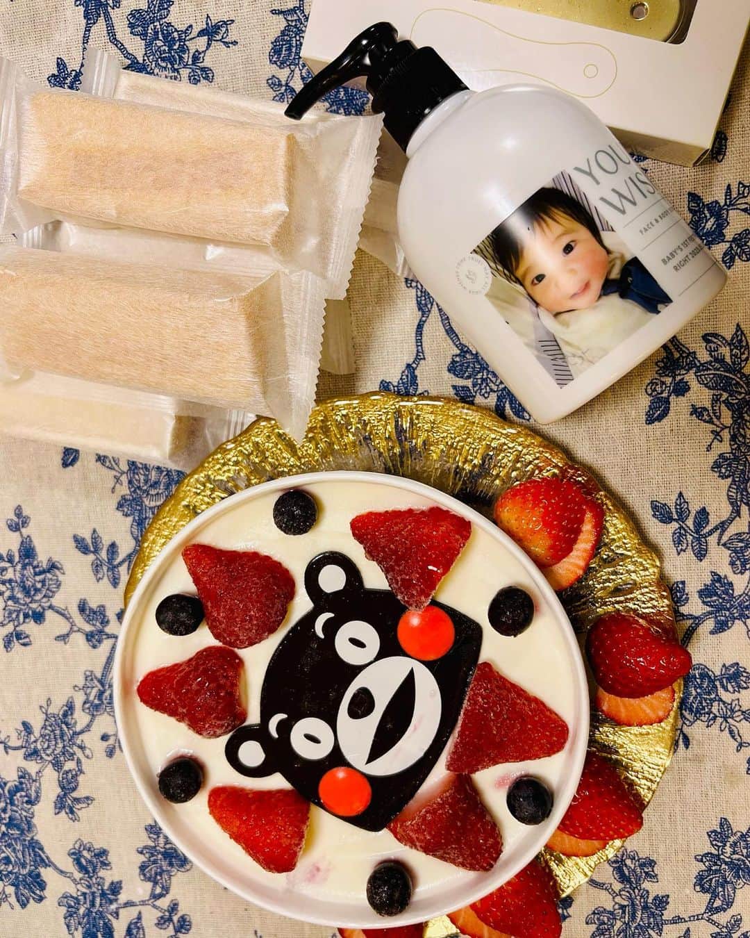 世手子さんのインスタグラム写真 - (世手子Instagram)「tomorrow is children's day🐻 second son's first festival🎏 I wish him healthy growth👶👩‍🍼 明日は #こどもの日 （＾_＾） 次男 #寿々太郎 はんの #初節句 ✨✨ 早いなぁ(＾ｰ^) ということで #映えスイーツ (*´◒`*) @aso.natural.ice #阿蘇天然アイス #天然アイス #ホームパーティー するよ（＾ω＾） #阿蘇スイーツ #くまモン #お取り寄せスイーツ #阿蘇グルメ かわいい（≧∇≦） 素敵スイーツで楽しいパーティーになるねぇ(*´∀｀*) #ドタバタ育児  #二児のママ  #2児育児 #赤ちゃんのいる暮らし  #3歳男の子 #3歳差育児  #二児の母 #二児ママ  #ママシンガー  #二児育児 #2児ママ #2児のママ #赤ちゃんのいる生活 #PR」5月4日 12時39分 - rojide