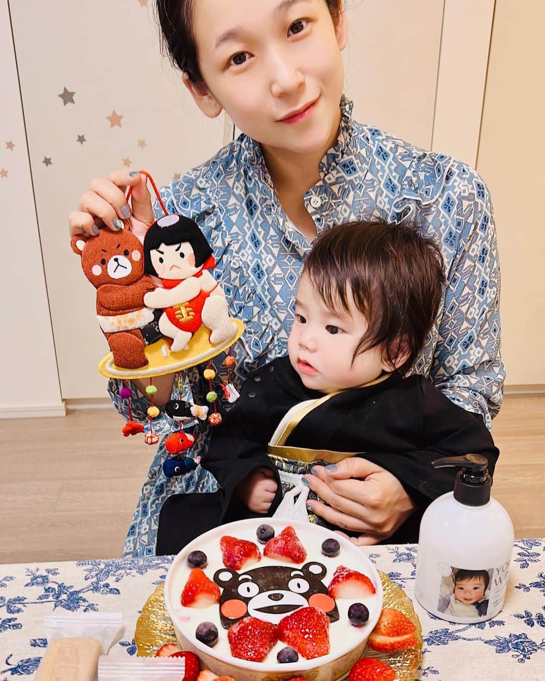 世手子さんのインスタグラム写真 - (世手子Instagram)「tomorrow is children's day🐻 second son's first festival🎏 I wish him healthy growth👶👩‍🍼 明日は #こどもの日 （＾_＾） 次男 #寿々太郎 はんの #初節句 ✨✨ 早いなぁ(＾ｰ^) ということで #映えスイーツ (*´◒`*) @aso.natural.ice #阿蘇天然アイス #天然アイス #ホームパーティー するよ（＾ω＾） #阿蘇スイーツ #くまモン #お取り寄せスイーツ #阿蘇グルメ かわいい（≧∇≦） 素敵スイーツで楽しいパーティーになるねぇ(*´∀｀*) #ドタバタ育児  #二児のママ  #2児育児 #赤ちゃんのいる暮らし  #3歳男の子 #3歳差育児  #二児の母 #二児ママ  #ママシンガー  #二児育児 #2児ママ #2児のママ #赤ちゃんのいる生活 #PR」5月4日 12時39分 - rojide