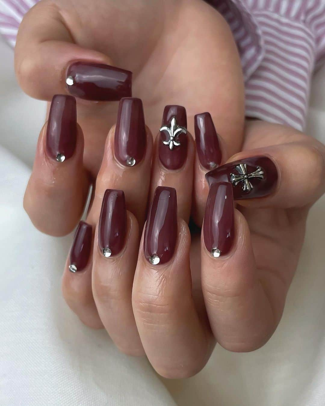 Nailsalon Cielのインスタグラム：「☆☆☆ ぜっっつみょうな色なんだけど 写真だと伝わらないんだなーー 透け感もある色で時期的にとても良い色でした🤍 ⁡ ⁡ 自爪が更に綺麗に見える様に👀✨✨ フォルム整えてます！ ９本自爪なのは凄い👏🏽 ⁡ ⁡ いつもありがとうございます🤍 . . . ⁡ ⌇ ⌇ ⌇ ⁡ ⁡ ⁡ −–−–−–−–−–−–−–− ご予約は プロフィールTOPから☆彡 ご新規様再開しました！ ⁡ ⁡ . . . ⁡ 𝑛𝑎𝑖𝑙𝑎𝑟𝑡#𝑔𝑒𝑙𝑛𝑎𝑖𝑙#ネイルアート#アートネイル#手描きネイル#ジェルネイル#アート#個性派ネイル#癖ネイル#福岡ネイル#美甲#美甲師#네일#네일아트#ネイルサロン#福岡ネイルサロン#ワンカラーネイル」