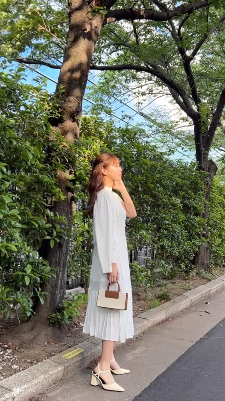 RIiNAのインスタグラム：「@charleskeithofficial と @itzy.all.in.us のコラボ今回も可愛い👜✨ 靴もCHARLES&KEITH👡🤍  #ITZYxCharlesKeith⁠ #CharlesKeithSS23 #ImwithCharlesKeith #チャールズアンドキース #charlesandkeith  #reels #itzy #リール動画 #春コーデ #散歩 #全身コーデ #ワンピースコーデ #ootd #오오티디 #코디 #패션코디」