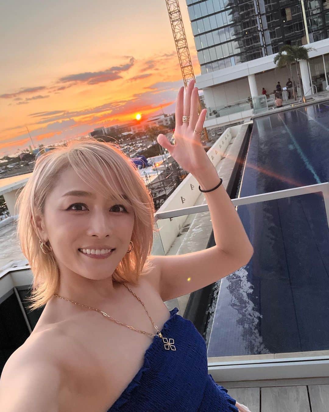 のインスタグラム：「Hawaiiの思い出投稿続きます🌺 サンセット綺麗やったなぁ インフィニティプールも気持ちよかった🥴 . Hawaii Memories Post 🌺 sunset was beautiful The infinity pool was nice too🥴 . #Hawaii #ハワイ #girlstrip #女子旅 #杏さゆり #SayuriAnzu」