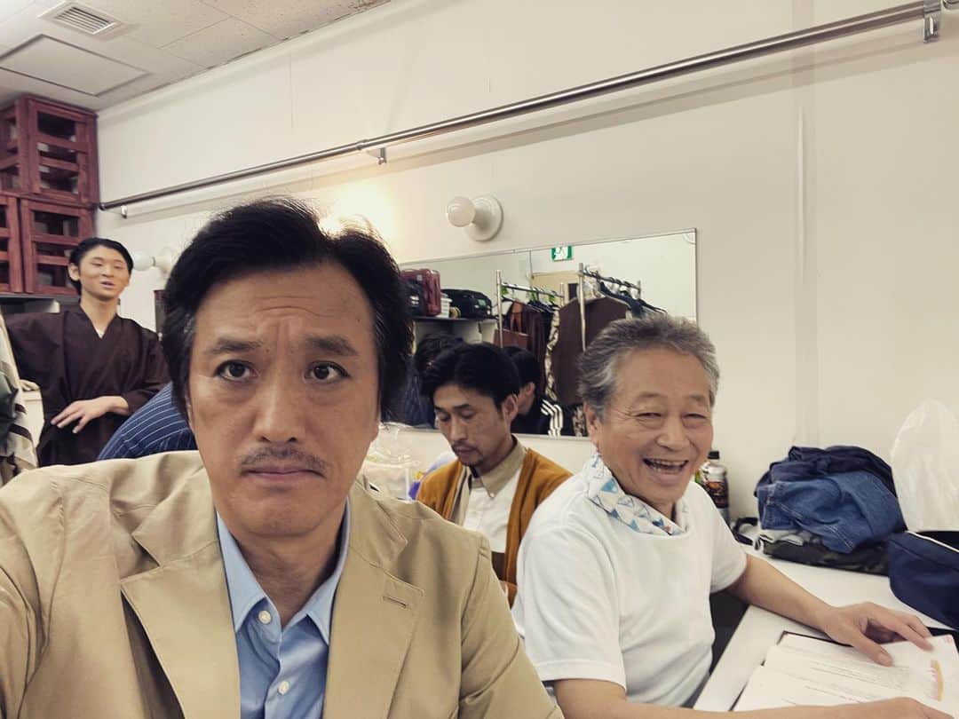 大鶴義丹さんのインスタグラム写真 - (大鶴義丹Instagram)「男子控え室！ 芝居『CHICACO2023』 今日から川崎駅前ラゾーナ、プラザソルにて開演します。 #CHICACO2023 ＃櫻井太郎」5月4日 12時51分 - gitan.ohtsuru