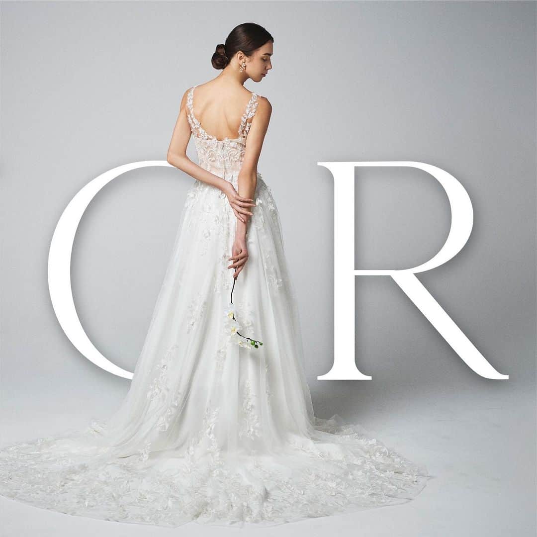 foursis_officialさんのインスタグラム写真 - (foursis_officialInstagram)「. . 立体的な3Dフローラルレースが施された ナチュラルさとロマンティックさのバランスが 絶妙な一着。 Ｖネックのカッティングが花嫁のデコルテをより美しく見せつつ、ヘルシーな印象を与えてくれます。 . Dress：#エレノア . ※ご試着を希望される方は各店舗までお問い合わせください。」5月4日 13時03分 - foursis_weddingdress