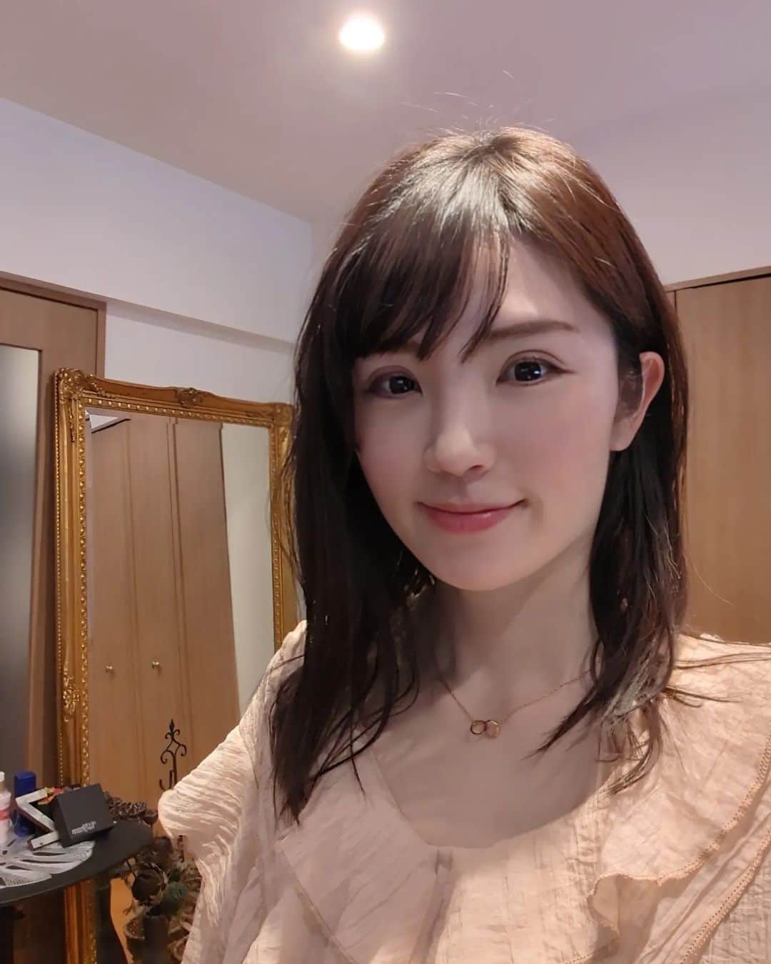 三宅裕子のインスタグラム：「恵比寿駅から歩いてすぐ🚶‍♀️  フルオーダーメイドエステが⁡ ⁡受けられる老舗エステサロン @zin_0315 𝐙𝐢𝐧  ⁡ ⁡整形級エステ＋整顔コルギ＋ヘッドカッサコースを受けたよ♡ もうかなりよかった🫶  ここのサロンさんは エステのフルコース➕フォトフェイシャル、キャビテーション、ハーブピーリング、コルギ etc..まさにフルオーダーメイドができるの。 ⁡ ❁⃘*.ﾟ 半顔のBefore Afterのせてるので⁡ ⁡スワイプしてみてね❣️ 1番驚いたのは小鼻の形が⁡ ⁡変わったこと✨ みんな浮腫で鼻って大きくなるって⁡ ⁡知ってた？ 年齢を重ねると顔の形が四角くなったり 鼻も大きくなったりするのってそれが⁡ ⁡理由なんだね🥲⁡ ⁡コルギで整えてもらったあと⁡ ⁡専用の機械でケアしてもらったら⁡ ⁡一回りくらい小さくなったの。 大きさ変えられる施術があること自体しらなくてかなり感動したよ！  キャビテーションもしてもらう時⁡ ⁡ジェルもただのジェルじゃなく美容液でしてくださったり✨  なかなか聞けないような美容のお話も たくさん教えてもらって 本当に楽しかった♡  担当の宮下さんがかなりお綺麗で説得力がありすぎて💦少しずつ食生活見直してます🐰✨  翌日もフェイスライン、特に顎下の長さも変わって嬉しかった🎶⁡ ⁡⁡ ⁡.*･ﾟ　.ﾟ･*. ちなみに⁡お値段は90分⁡初回￥2万！ エステ行く子ならわかると思うけれど ハーブピーリングだけで最低でも⁡ ⁡3万はする。。 内容考えると5-10万はいくから⁡ ⁡かなりお得だよ♡ ⁡ ⁡気になる方は是非チェックしてみてね❣️⁡ ⁡⁡ ⁡ 私もまた行きたいと思います🎶  PR @zin_0315 #フォトフェイシャル #シミケア #ハーブピーリング #毛穴ケア #リバースエイジング #たるみケア  #Ｚｉｎ #恵比寿エステ ⁡ ⁡#恵比寿フェイシャル #ebisu #キャビテーション #コルギ ⁡ ⁡#恵比寿コルギ #モデル #インフルエンサー」