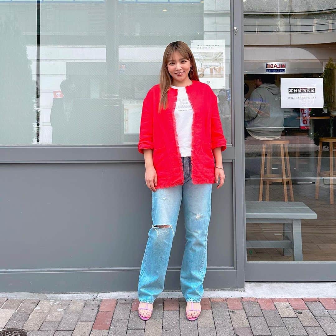 のインスタグラム：「最近の衣装たち🙋‍♀️ パキッとした色が好きだし、似合うのかななんて思ってますけど🙋‍♀️🙋‍♀️🙋‍♀️ ・ ・ ①  jacket @babylone.official t-shirt @maysongrey_official denim pants @guestlist__tokyo,@needbyheritage,@haunt_daikanyama sandal @stunninglure,@nebulonie.japan pierce,ring @zuttoholic bangle @reolove0329 ・ ・ ② knit @cadune_official pants @micaanddeal_official sandal @dianashoespress jewelry @zuttoholic ・ ・ ③  5/1 ネプリーグ gillet @gallardagalante t-shirt @marmors_official skirt @rougeviflacle_official sandal @dianashoespress pierce,blacelet @unoaerre_japan ring @mariha_official ・ ・ ④ knit @cepie.jp pants @gallardagalante sandal @maisonspecial_women jewelry @unoaerre_japan ・ ・ ⑤ knit gillet,knit pants @qualite_official t-shirt @micaanddeal_official sandal @piche_abahouse_official jewelry @zuttoholic ・ ・ ・ #野呂佳代衣装」