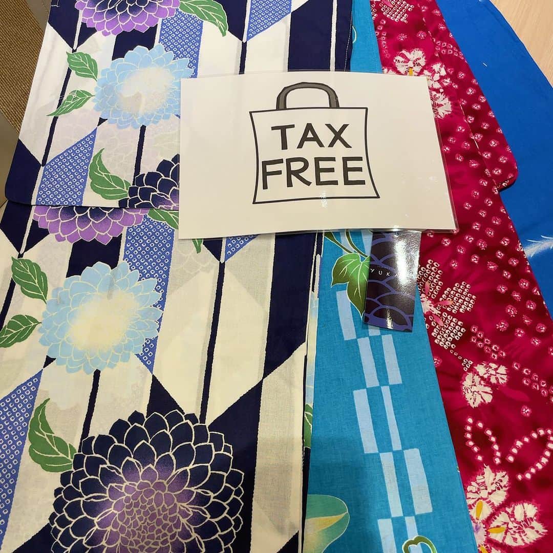 六本木ミッドタウンきものOld&Newのインスタグラム：「銀座の着物屋で唯一のTAX FREE 免税店 銀座きものティロワール  外国人向けの浴衣も揃っています👘 サイズは女性用は5L、身長180cmまでOK👍 男性用は3L、身長185cmまでです。 帯も簡単な作り帯もございます。 価格は10,000円〜  #yukata #yukata👘 #kimono #taxfree #浴衣 #大きいサイズ #gift #銀座着物 #免税 #免税店 #お土産」