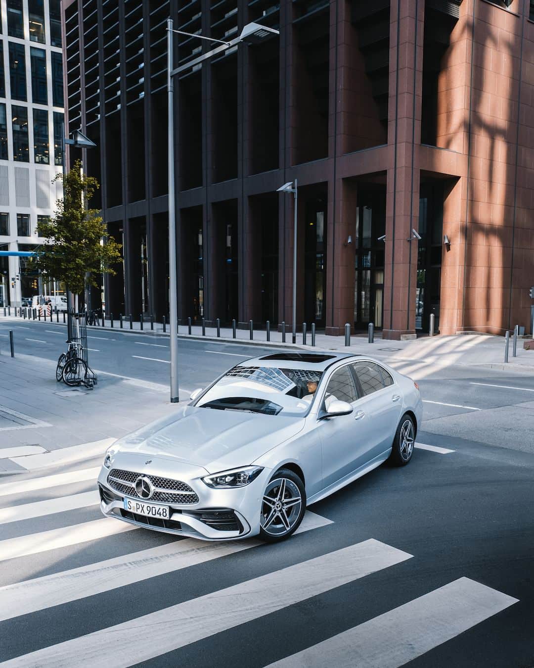 Mercedes-Benz Thailandさんのインスタグラム写真 - (Mercedes-Benz ThailandInstagram)「Comfort in every single detail with #Cclass ⚡️💖  ชวนคุณมาสัมผัส Comfort Zone รูปแบบใหม่ ที่รวมทุกความ Modern Luxury ไว้ในคันเดียวกับ Mercedes-Benz C 350 e AMG Dynamic ยนตรกรรมไฟฟ้า Plug-in Hybrid ที่มาพร้อมระบบปฏิบัติการมัลติมีเดีย MBUX7 หน้าจอ Touch Screen ขนาดใหญ่ 11.9 นิ้ว บริเวณคอนโซลกลาง ที่ช่วยเติมเต็มประสบการณ์การขับขี่ของคุณให้เพลิดเพลินทุกครั้งที่เดินทาง  *อุปกรณ์บางส่วนในภาพอาจแตกต่างจากที่จำหน่ายจริง โปรดตรวจสอบรายการอุปกรณ์ของรถยนต์แต่ละรุ่นที่ผู้จำหน่ายฯ อย่างเป็นทางการทั่วประเทศ​​  📷 jf.fischer (IG) for #MBcreator  #Cclass #PlugInHybrid #MercedesBenz #MercedesBenzThailand」5月4日 13時00分 - mercedesbenzthailand