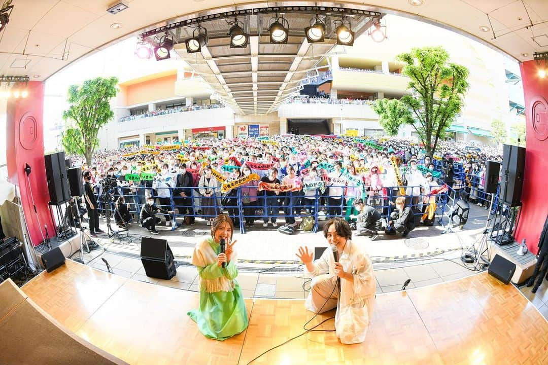 吉岡聖恵のインスタグラム：「地元・海老名市のビナウォークにて🦐✨  昨日、フリーライブ「２⼈体制で”STAR”トしまSHOW!!」を無事行う事が出来ました😆  リーダーのピアノと私の歌でのシンプルなライブ。たまにアコギ！ いやぁ、楽しかったです😊✨  来てくださった方、Amazon Music JapanさんのTwitch channelで配信を見てくださった方もありがとうございました😆✨ 　 集まってくれた方はなんと！ 8000人ですって！ びっくり🥳  いきものがかりの活動を楽しみにしてくださる皆さんや、周りの方々のサポートのお陰でこうしてまた歌を歌える事、 みなさんにお届けできる事、 その奇跡だったり、有り難さを実感しています。  みなさん、いつも本当にありがとうございます😊✨  昨日は、 私たちの新曲「STAR」のリリース日🌟  あたたかな気持ちで歌っています。  映画「銀河鉄道の父」🌟 こちらの主題歌です。映画は明日から公開！ とてもすてきな作品です。 「STAR」と一緒に楽しんで頂けたら有り難いです。  あ、ライブは生配信したのですが、アーカイブもある予定です😊 チェックしてもらえたら嬉しいです🌟  新曲「STAR」🌟 是非聴いてみてくださいね😊✨」