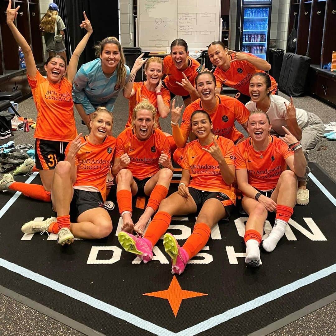 ソフィー・シュミットのインスタグラム：「That winning feeling at home! Thank you fans. You were exceptional tonight.」